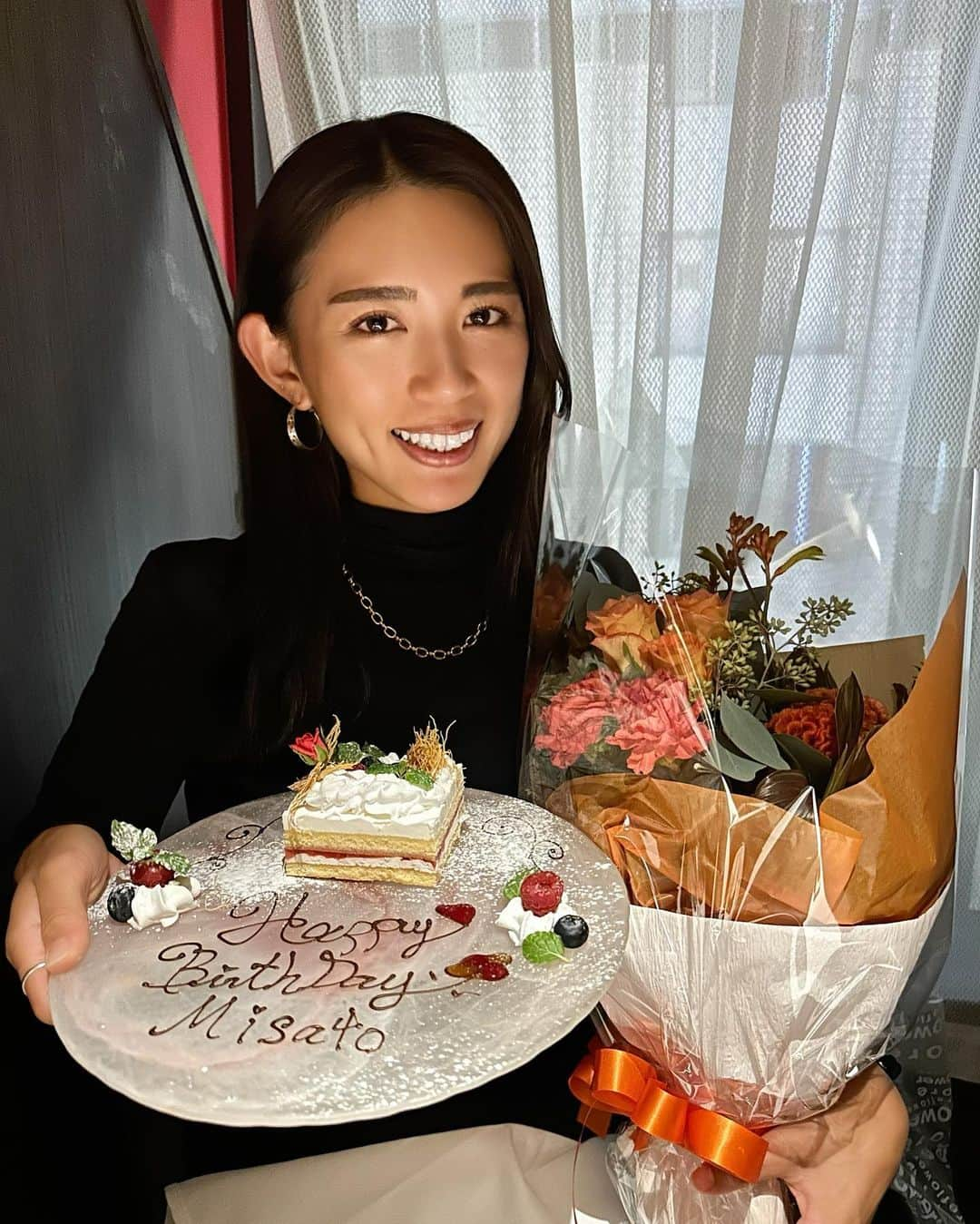 坪井ミサトのインスタグラム：「27歳になりました😌✨  たくさんの温かいメッセージ ありがとうございます🥺💗  ちょこっと振り返り📝 26歳は色々環境が変わる年でした！ 年明けから完全に独立し、全てが自分次第。 楽しい反面、不安も感じながら 日々慌ただしく時間が過ぎました。 常に自分は何がしたいのか、 そんなことを考えながら過ごしています。  最近はその答えが少しずつ 見えてきている気がします😊  もっともっと影響力と行動力のある人間になって 少しでもhappyな人が増えるように 日々精神していきたいと思います🔥  みなさんの応援がいつも モチベーションになっています😊 心からありがとうございます。  27歳もよろしくお願いします💗 ええ女になります🫡笑  #誕生日 #birthday #27歳になりました #心からありがとう #みんなでhappyに」