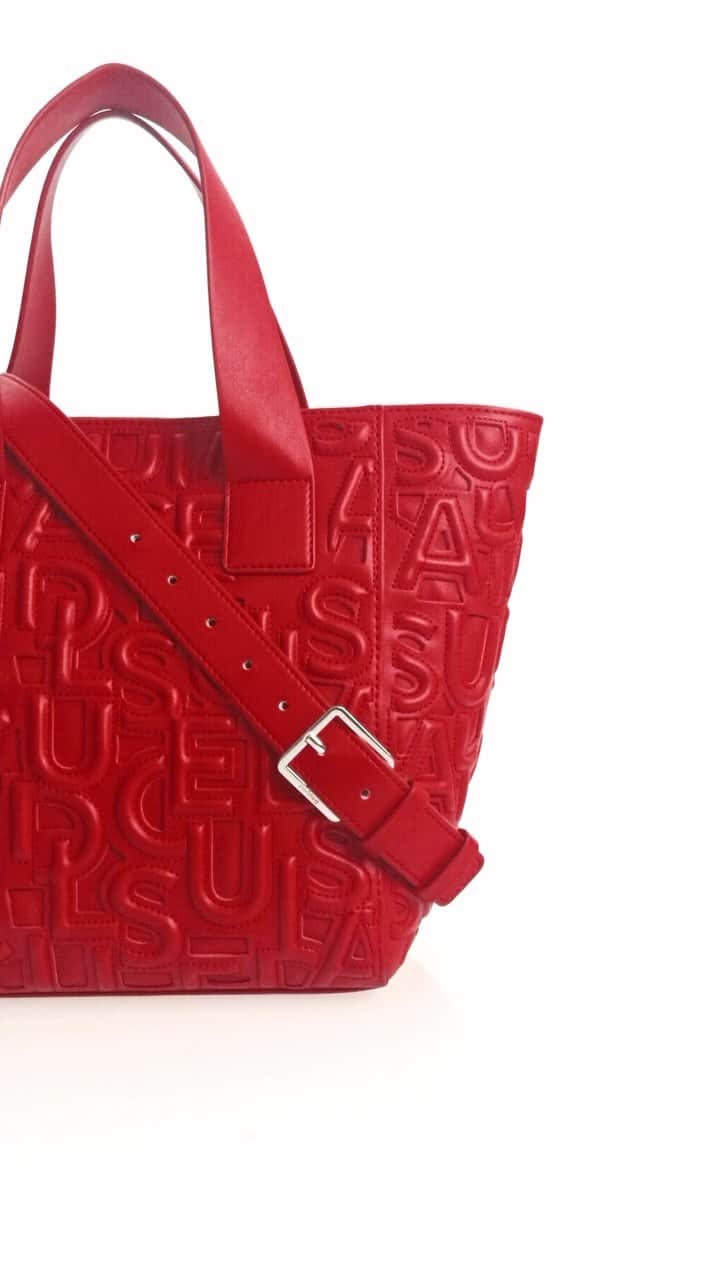 デシグアルのインスタグラム：「A red embossed tote-style bag for your everyday hustles.   #NewDesigual」