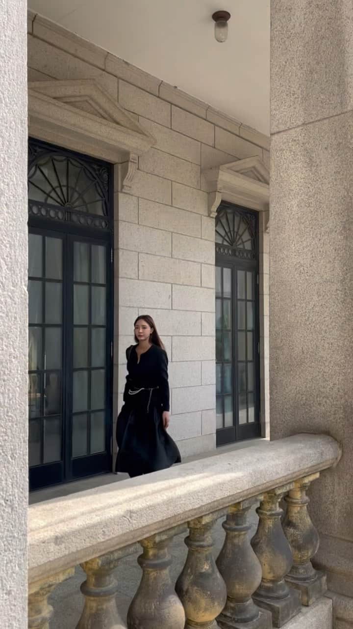 キム・ボラムのインスタグラム：「- 로맨틱한무드에 시크함을 더해 매력적인 룩으로, 출근룩,하객룩,모임룩 으로도 손색없지만, 이룩엔 제 사심이 담겨있어, 더 애정이 가네요🫶🏻」