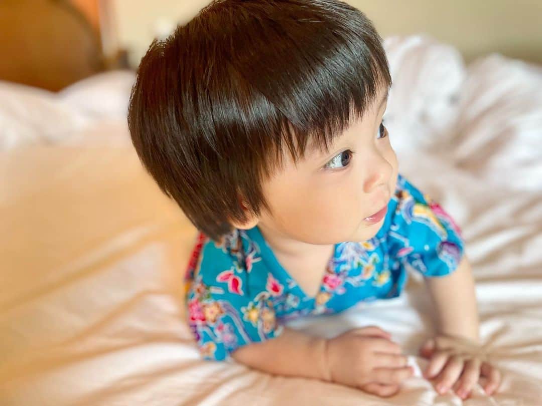 上杉桜子さんのインスタグラム写真 - (上杉桜子Instagram)「息子が9カ月を迎えました👶 最近行動範囲も広がり、体力もついてきたのか寝ている時以外ずーっと動いていて、母の体力が🤣 でもお姉ちゃんがいっぱい助けてくれるのですごく助かります🥰 息子とのツーショットはお姉ちゃんが撮ってくれました👏  #息子9カ月 #そろそろつかまり立ちしそう #仲良し姉弟 #カメラマンは娘 #沖縄 #okinawa #旅行」11月1日 22時21分 - sakurakouesugi