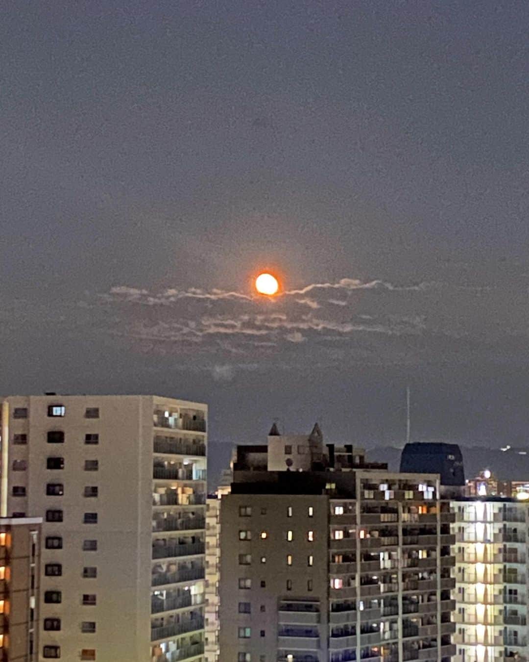 くっきーのインスタグラム：「. 🌕☁️」