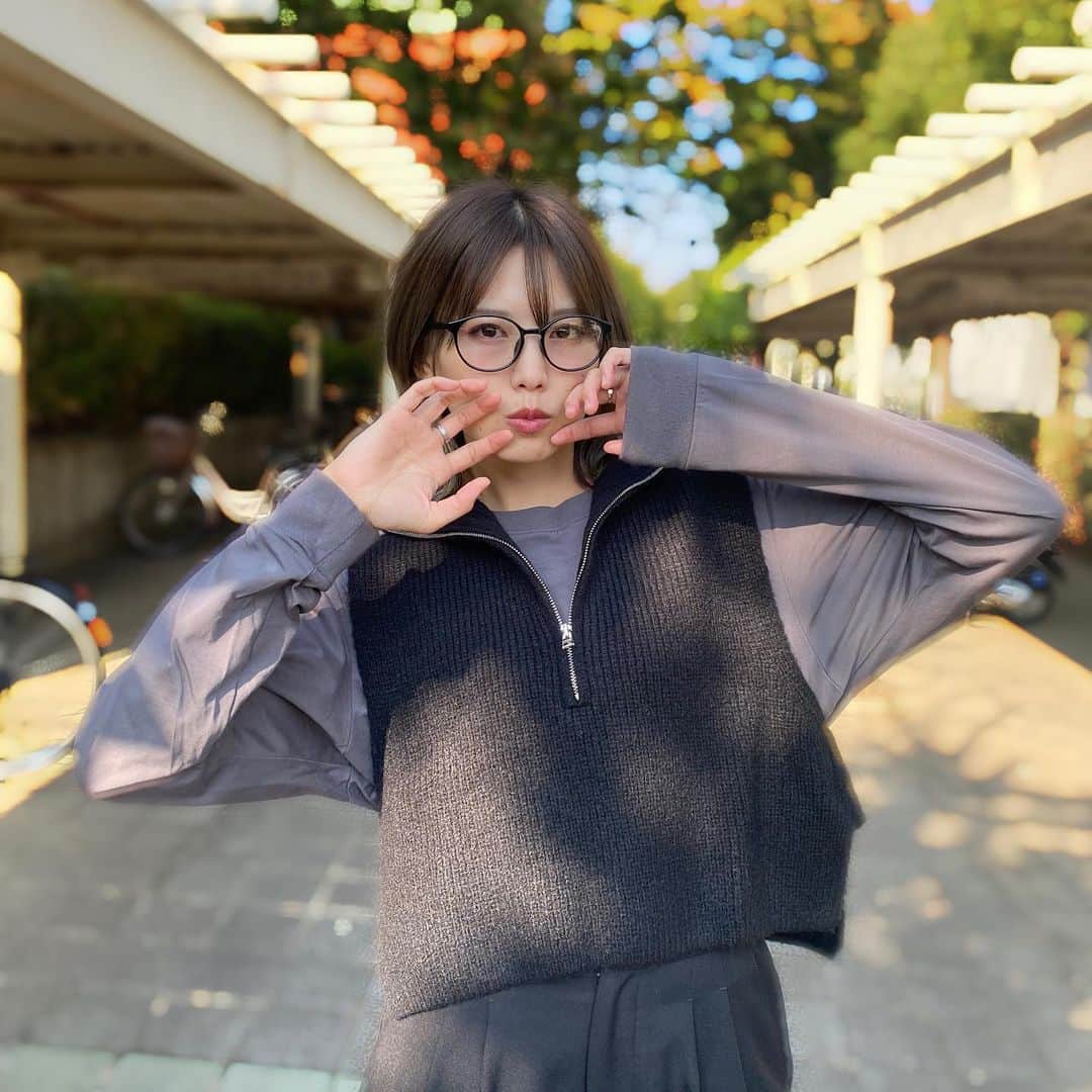 原あやののインスタグラム：「11月もよろしくお願いします🍁  #メガネ#秋#高身長コーデ#モノトーン#ウルフカット#インナーカラー#japan#japanesegirl#fallfashion#black#silver」