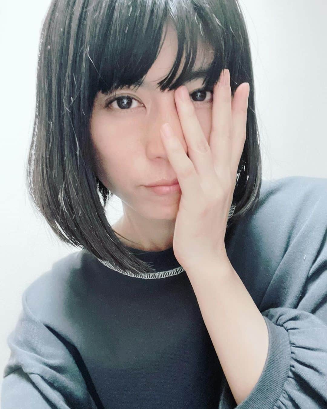 のインスタグラム：「めちゃくちゃ酷いというわけではないけど、地味～に目のかゆみと鼻水の#花粉症状 が続いてます。 薬飲むか悩むくらいの絶妙なやつ（笑） 近年は花粉の影響が肌に出ることもあるけど、今のところそれは無いから良しとします☺︎ 　 11月スタートですね！！#犬の日 ですね🐶」