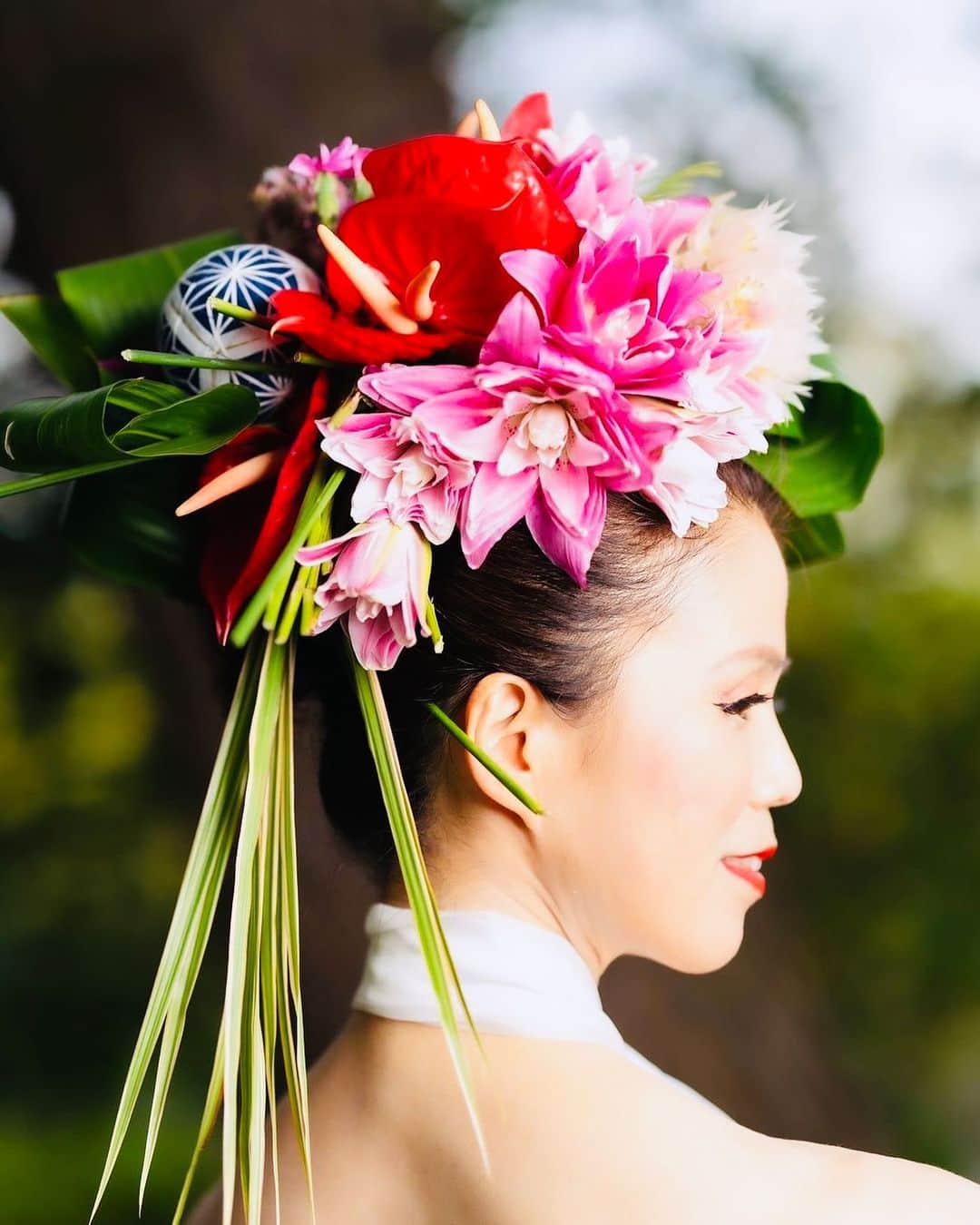 宮内 孝之 花飾人 花の妖精のインスタグラム：「【艶花 あではな】Side form 女性を美しく輝く心豊かな世界に 日本文化の新しいスタイル 柳川鞠とコラボ  花で笑顔に変わる瞬間を  [Glossy Flower Adana] flowers make everyone beautiful I can't get it out with facial flowers The beauty of fresh flowers and the sense of the seasons once you experience I want to do it again  The moment when flowers turn into smiles A new style of Japanese culture  #TakayukiMiyauchi  #宮内孝幸 #宮内孝之 #フラワーアーティスト  #日本文化　 #ヘアーフラワー　 #髪飾り　 #生花　 #華道家　 #艶花　 #いけばな  #Japan  #フラワーライブショー　 #SDGS  #花の力   ▼公式サイト  www.takayukimiyauchi.com  #THEGOODFLOWERJAPAN #花空間装飾 #flower  #flowers  お花＆柳川鞠→アンスリューム・セルリアブラッシングブライト・ユリ八重ピンク・その他」