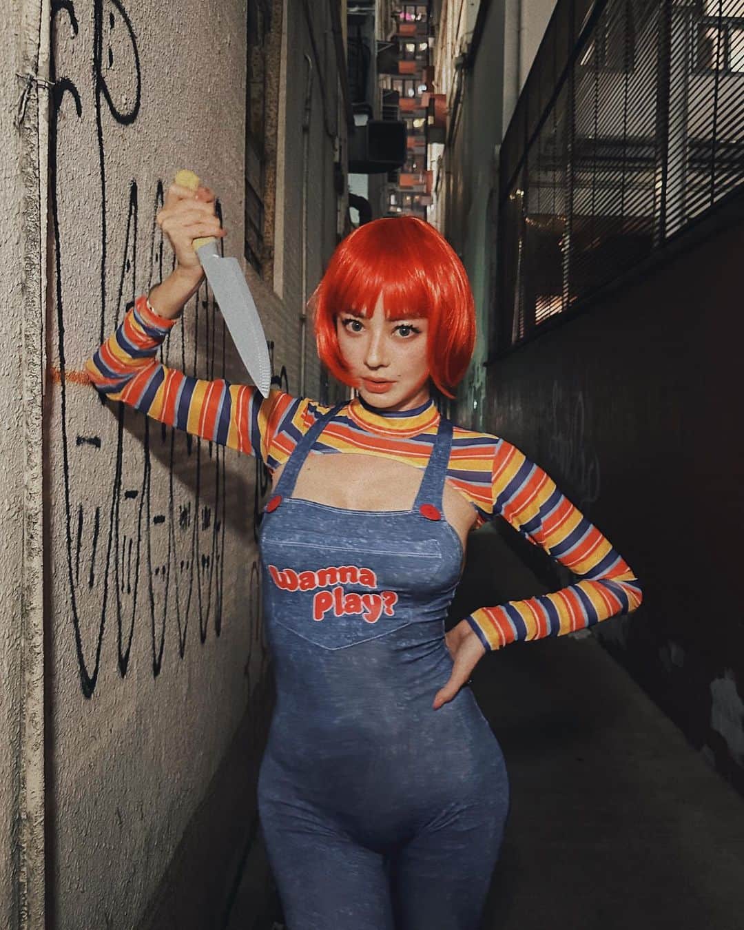松岡李那のインスタグラム：「Wanna Play?🔪🤡 @chuckyisreal 🔪🔪🔪 Last nite was Lit 🔥  How was your Halloween ?👻 🎃  #毎日投稿challenge  @linahxoxo 💕 #halloween #chucky #childplay」