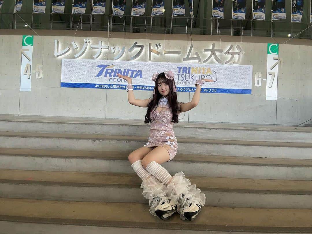 りりのインスタグラム：「大分トリニータ×サンクスデー！！ ハーフタイムショーに出演させて頂きました！🩷  トスキー体操踊ったよ！🩷  らんらんとのりのりのりき強制で載せちゃってごめんね🙇‍♂️♡  関係者の皆様ありがとうございました！★♥  #jmix #ジェイミックス #model #モデル #jk2 #sjk #大分 #りり #tos #トリニータ #レゾナックドーム #halloween」