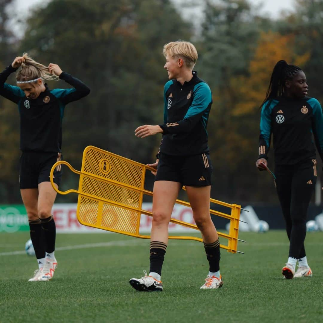 Kathy Hendrichさんのインスタグラム写真 - (Kathy HendrichInstagram)「10 Tage mit @dfb_frauenteam  #nationsleague #wales #island #+6  📸: @sofiekevanbilsen」11月1日 22時30分 - kathy_hendrich