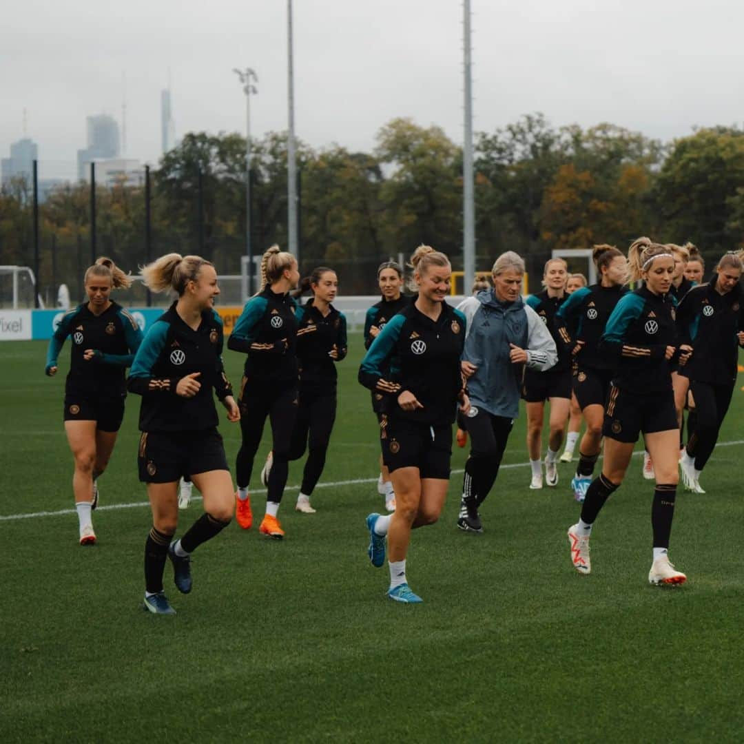 Kathy Hendrichさんのインスタグラム写真 - (Kathy HendrichInstagram)「10 Tage mit @dfb_frauenteam  #nationsleague #wales #island #+6  📸: @sofiekevanbilsen」11月1日 22時30分 - kathy_hendrich