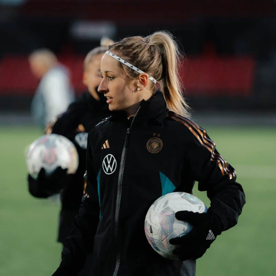 Kathy Hendrichさんのインスタグラム写真 - (Kathy HendrichInstagram)「10 Tage mit @dfb_frauenteam  #nationsleague #wales #island #+6  📸: @sofiekevanbilsen」11月1日 22時30分 - kathy_hendrich