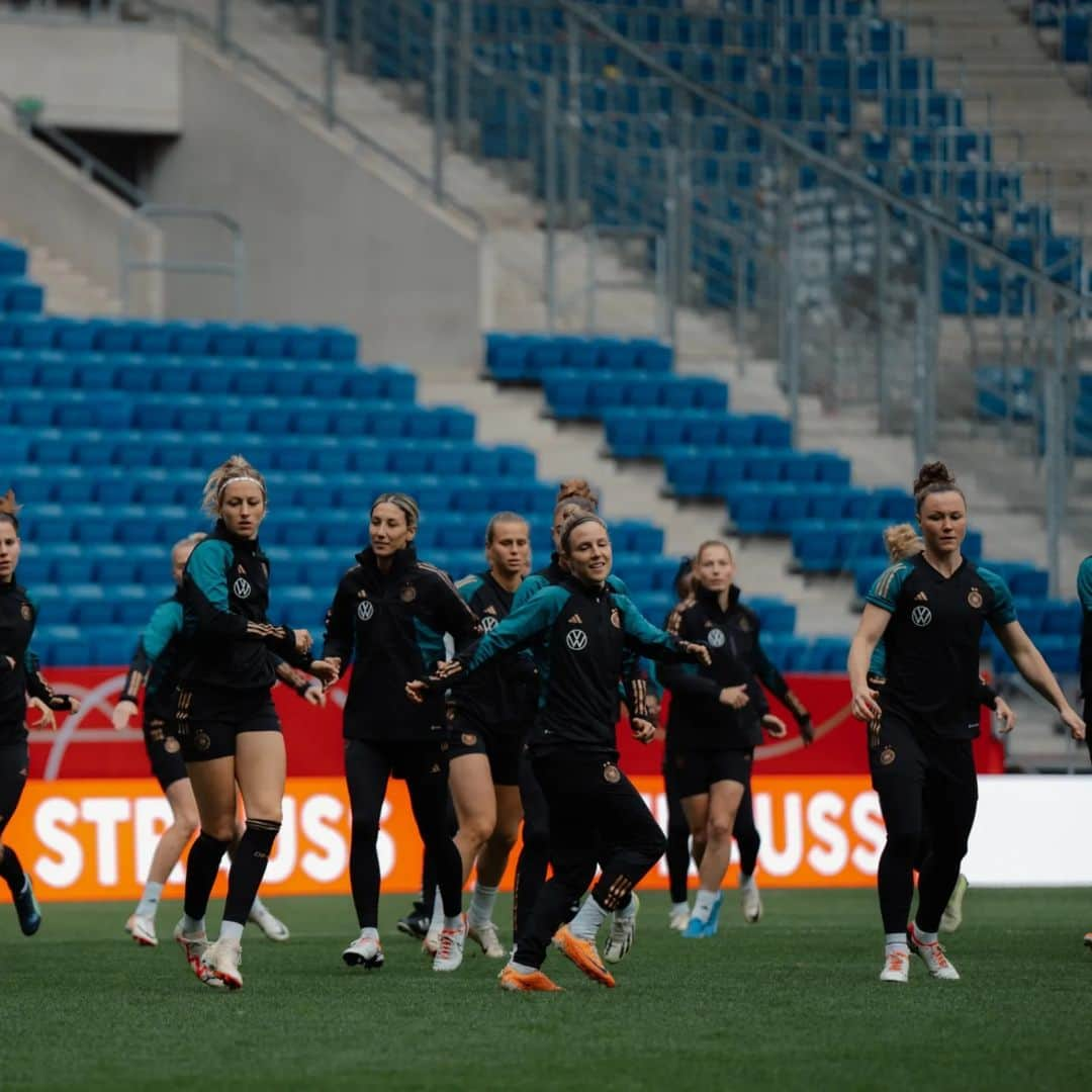 Kathy Hendrichさんのインスタグラム写真 - (Kathy HendrichInstagram)「10 Tage mit @dfb_frauenteam  #nationsleague #wales #island #+6  📸: @sofiekevanbilsen」11月1日 22時30分 - kathy_hendrich