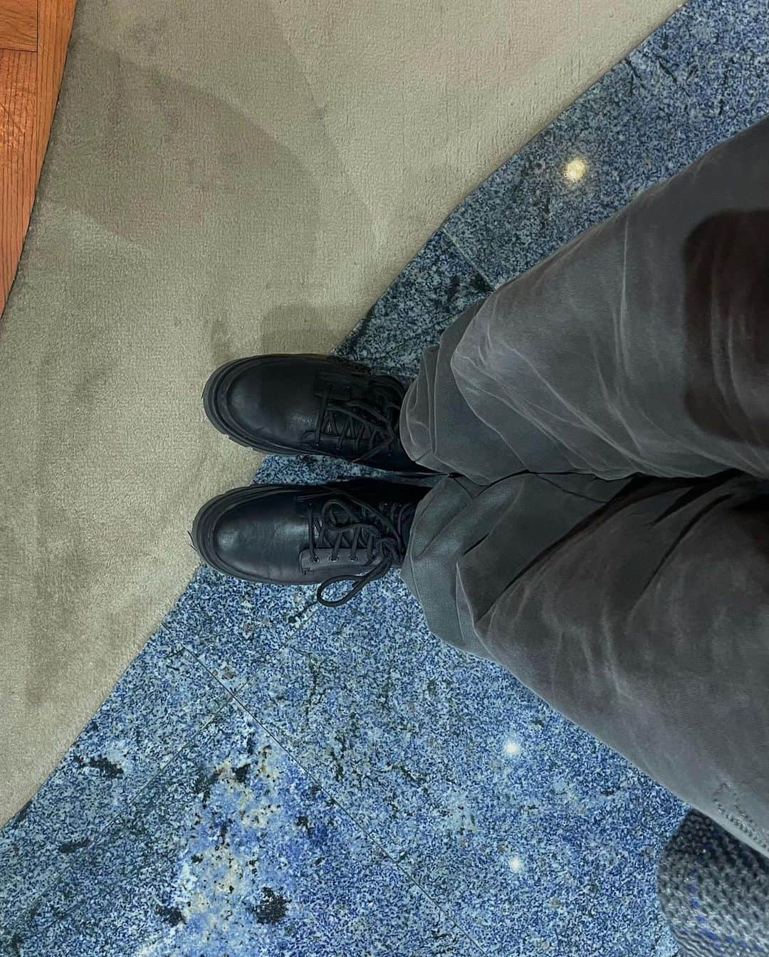 小山はるきのインスタグラム：「TAILORED JACKET COAT / GRAY 🛋️  with @clarksshoes  #clarks #クラークス」