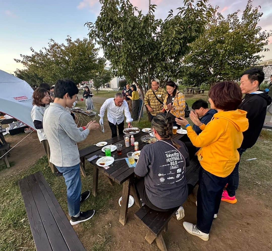 住吉美紀さんのインスタグラム写真 - (住吉美紀Instagram)「主宰しているライフシェアリングクラブ「近くのスミヨシ」で #チカスミ BBQがついに実現！私がハブとなって集まってくださっている方々とBBQするというコロナ禍からの念願叶い、めっちゃ楽しかった〜！  朝雨で心配だったが午後から晴れ、最高の #BBQ 日和。 35人ほどの会。  ＊お肉はもちろん ＊カナダから持って帰ってきたサーモンの半身 ＊岩手の義理の母が作った、さつまいも、丸いカボチャ、ながちゃんカボチャ ＊丸ごと焼く椎茸、ピーマン ＊茄子、玉ねぎ ＊締めの焼きそば  ３つの焼き場は１か所に集めて、うちの敏腕の焼き手陣が大活躍。 “火起しのミチコ” “高級レストラン料理長のアキオ” “牛肉は任せろのトオル”  料理長がサーモンの半身の皮までおいしくパリッパリに焼いてくださって歓声が上がったり ミチコが芋をホックホクに蒸し焼きにしてくれたり。 牛肉を焼いても焼いても、焼きそば作っても作っても、 どんどん皆さんの胃袋に吸収された（笑） でも、それだけ食が進んだということは 美味しく、また楽しかった証拠であろう。 自分が焼きたい人は途中から焼き手にも回ったり ワイノワイノと盛り上がる。  私もみんなとおしゃべりしたり、 人によっては悩み相談や、人生の決断の報告をしてくださって、ゆっくり語ったりも。 家族参加有りだったので、初めて家族を紹介してくださった方も多々。 いっぱい交流できて、気持ち通わせ、心温まるひととき。  さらに、会の締めはサプライズ。 初めてのライブ？！笑 私がウクレレの弾き語りを少し披露した。 みんなの表情から、 終始心底、楽しんでくださっているのが伝わってきて 開催した甲斐があったと、嬉しかった。  天気にも恵まれ、大好きな東京のウォーターフロントの夕焼けから、満月まで、 ずっと外にいるには最高の日。 とにかく、スペシャルなイブニング。 ご参加くださった皆さま、ありがとうございました！ 人生を分かちあえるって、いいね。  そして 焼き手のミチコ、アキオ、トオル、 そして事務局のシバちゃん、 献身的な貢献を本当にありがとう〜。 みんな無しでは有り得なかった。 やっぱりBBQ最高！  「近くのスミヨシ」 neighboursumiyoshi.com」11月1日 22時33分 - miki_sumiyoshi