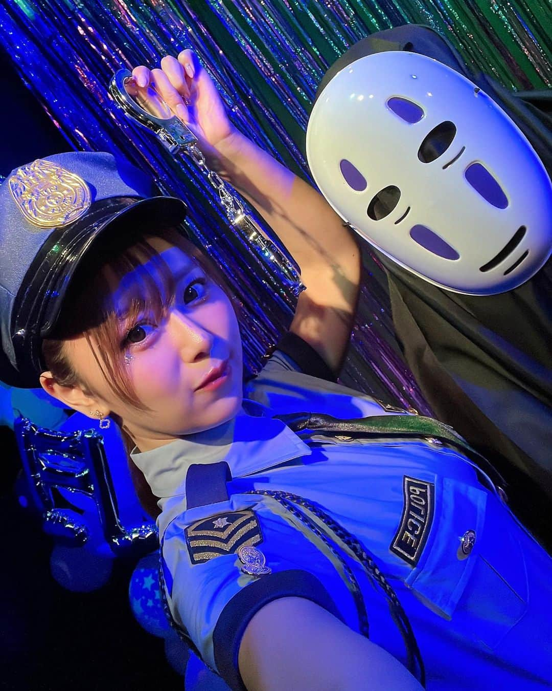 井口裕香さんのインスタグラム写真 - (井口裕香Instagram)「🎃👮🏻‍♀️🧌🎭🎵 昨日はっぴーはろうぃんでした🎃 来年こそは姉とピクミンしたい🌱 気持ち切り替えて11月もたのしんでいこう！！！ #この格好で運動 #仮装する姉と私 #カオナシ姿の姉 #カオナシの中身は千尋姿の姉 #なぜなの  追記 来年の仮装 姉から阿佐ヶ谷姉妹の提案がありました👯‍♀️ #なぜなの」11月1日 22時35分 - ooo31_iguchiyuka_31ooo