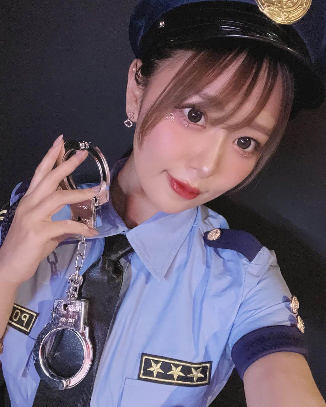 井口裕香さんのインスタグラム写真 - (井口裕香Instagram)「🎃👮🏻‍♀️🧌🎭🎵 昨日はっぴーはろうぃんでした🎃 来年こそは姉とピクミンしたい🌱 気持ち切り替えて11月もたのしんでいこう！！！ #この格好で運動 #仮装する姉と私 #カオナシ姿の姉 #カオナシの中身は千尋姿の姉 #なぜなの  追記 来年の仮装 姉から阿佐ヶ谷姉妹の提案がありました👯‍♀️ #なぜなの」11月1日 22時35分 - ooo31_iguchiyuka_31ooo