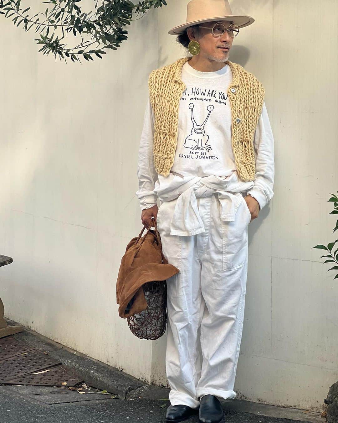 Megのインスタグラム：「金ちゃんがアップする前にアップしてしまう ごめんよ金ちゃん！  今日は偶然にも私もベージュ×ホワイトのコーディネートだったのに一緒に写真撮り忘れちゃったのが残念  ここのところ金ちゃんが私のiPhoneで撮る写真を褒めてくれて、専属カメラマンのように撮りまくっている(いつも洒落ているからつい撮りたくなる、ただそれだけ)  最近家族レベルで良く一緒にいるけど意外や意外、仲良くなってまだ1年くらい 色んな人から「金ちゃんさんは何をされてる方なの？」と本当に良く聞かれる 今巷でとても熱い人なんじゃないかなと思います  なんやかんやで毎週会えているような この人に励まされたり気付かされたりと毎度パワーをもらっております (また週末会うんだな笑)  わかる範囲のタグつけてみたけどこれで合ってるかなー金ちゃん？」