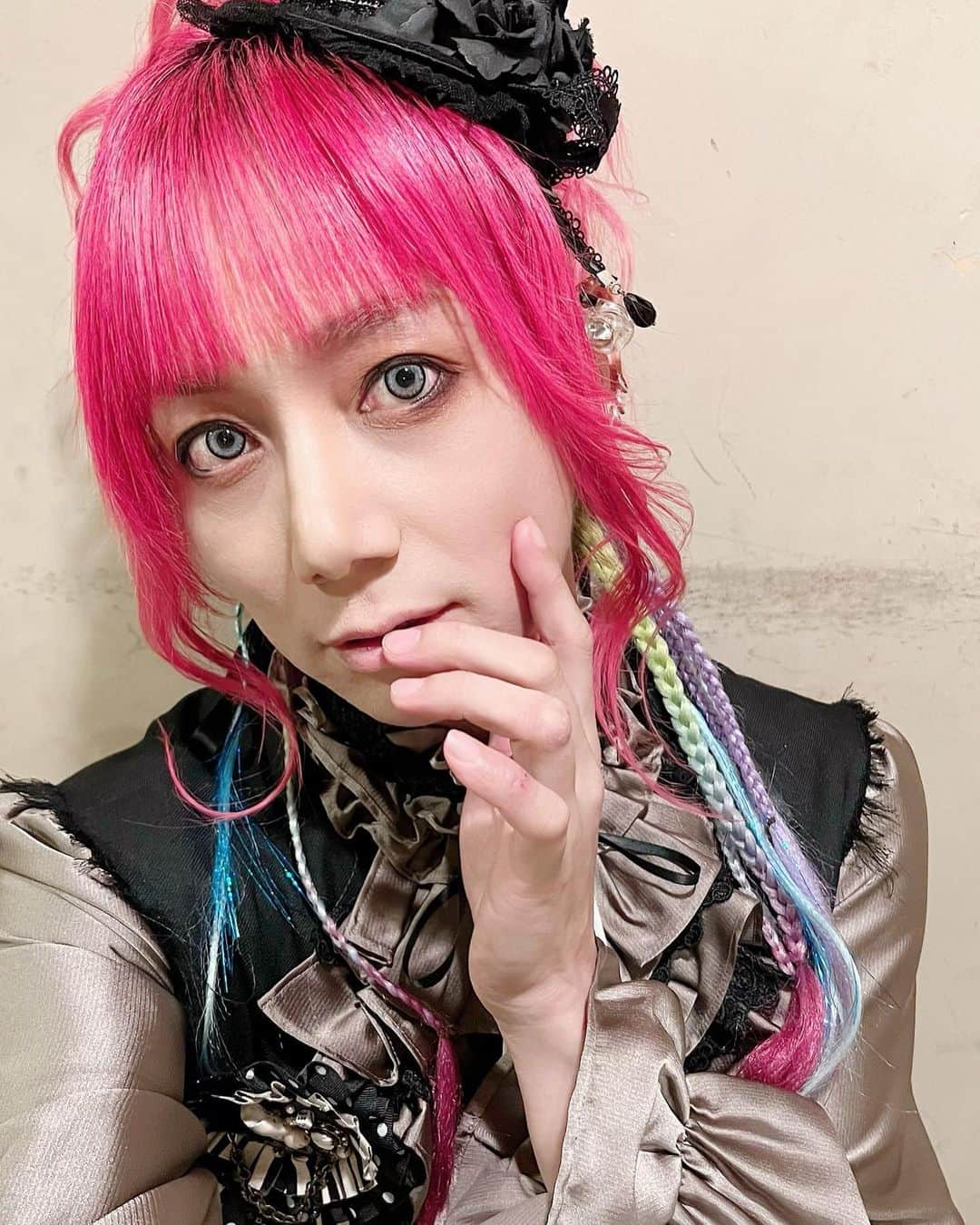 靖乃のインスタグラム：「本日のホンモノ主催のライブ@大阪、皆様ありがとうございました‼️ 楽しかったし、楽しかった✨🌹✨ 初めてドロシーを観て下さったであろう方々も楽しんで下さっててありがたや🙏🏼 また彼らとは18日も御一緒するのでよろしくです🌟  #靖乃 #ハイダンシークドロシー #淡路島 #ピン毛」