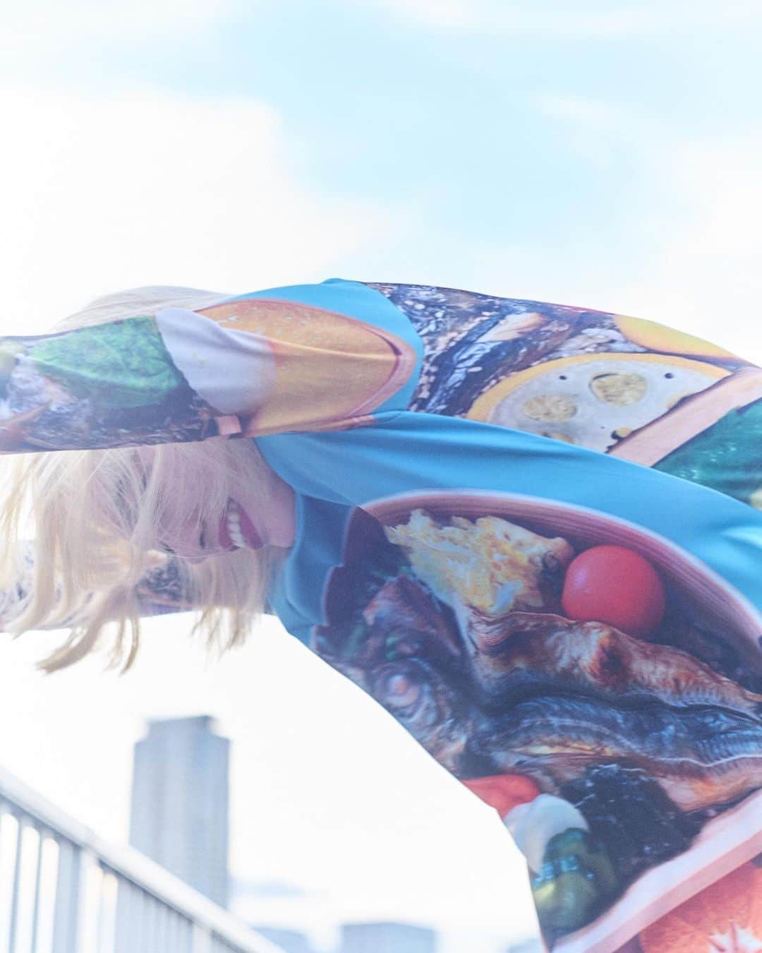 アオイヤマダのインスタグラム：「山瀬まゆみさんとの対談が公開されました。 全部で3つの記事となっています。 3つ目の記事には、私の印象をもとに まゆみさんが絵を描いて下さいました。 お弁当の絵、 まゆみさんがおくってくれた言葉が 嬉しかったです。 @zmzm_mayu  ありがとうございます😊  私だって、周りからの目とか、ネットの言葉とか、 たまに気になるし落ち込んだり、 焦ったりするけど 目の前の人が笑ってくれたり、 お弁当食べてくれたり、 それがあれば、 そこに愛があればいいじゃない。っておもう。 戦争とか、災害とか、悲しいこと、沢山。 無力かもしれないけど、せめて 目の前の人を大切にしたい。  皆さんの明日が、良い一日になりますように。  @orbis_is_jp   photoby @kisema1」