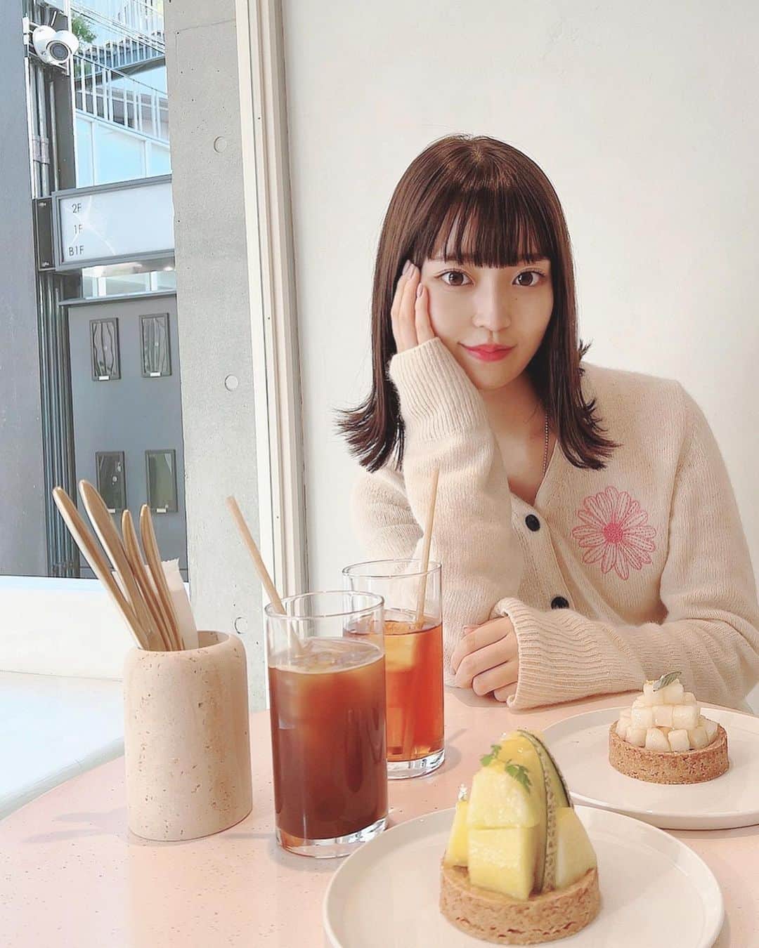 阪口珠美のインスタグラム：「.🫖🍈🍐  美味しくて 体にいいことばかりでうれしい☺︎  #乳卵白砂糖不使用タルト  #グルテンフリー #カフェ  #たまみぐらむ」