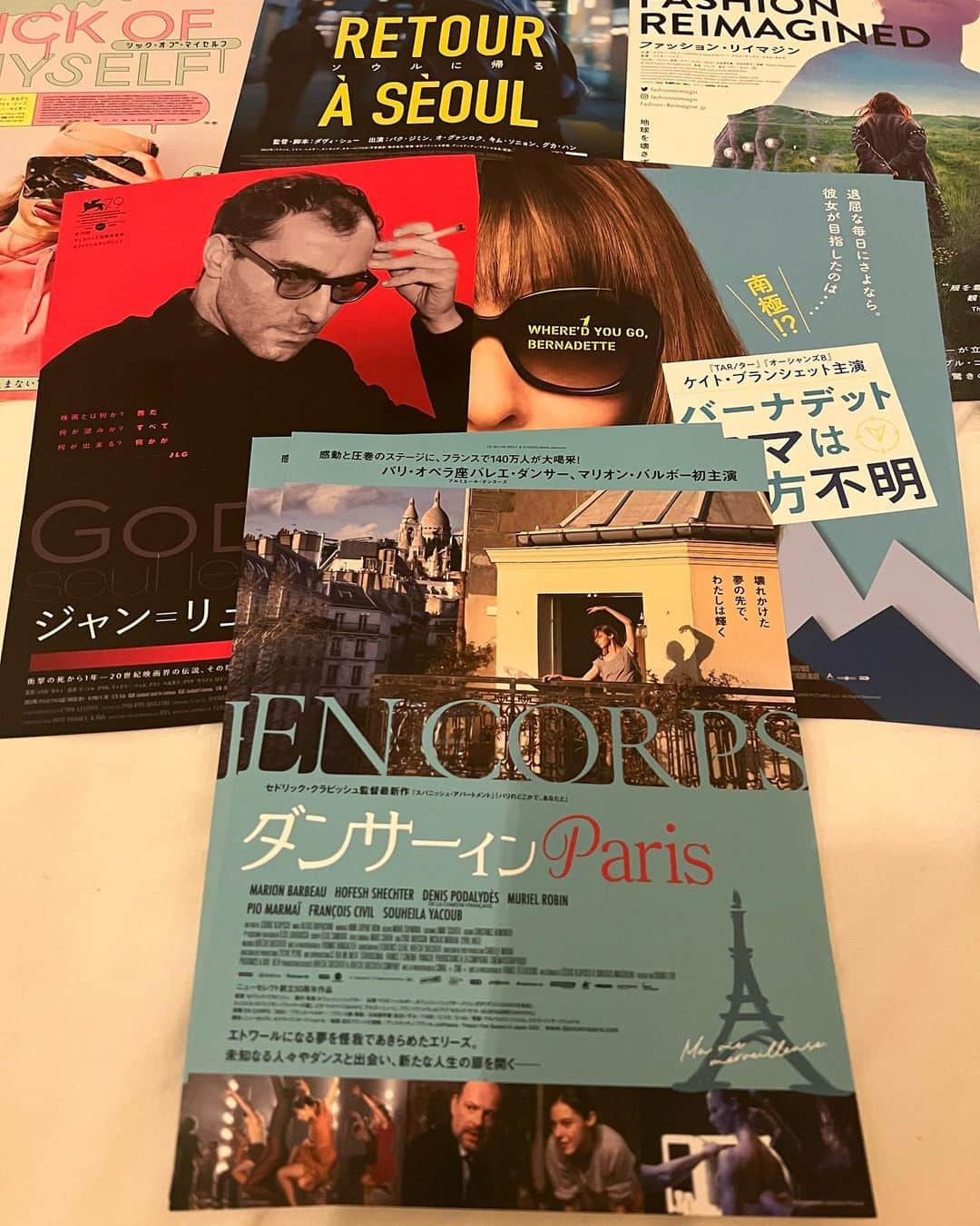 木下美咲のインスタグラム：「『ダンサーインParis』  また最高な映画に出逢ってしまった。 オープニング5分くらいから「あーこれは最高すぎたー」(←確信故の過去形)と心の中で何度も叫ぶ。  ずるいほど美しいパリの街並みに 対峙する綺麗事だけじゃない人生と  思いっきり笑って目いっぱい泣いて 最後には心が踊った。  どんな形を辿っても、そこに魂さえ宿っていれば、 その表現は羽ばたいて 然るべきところに必ず届くってことを改めて🪽  #dancerinparis #ダンサーインparis #movie #映画 #映画鑑賞 #映画記録」