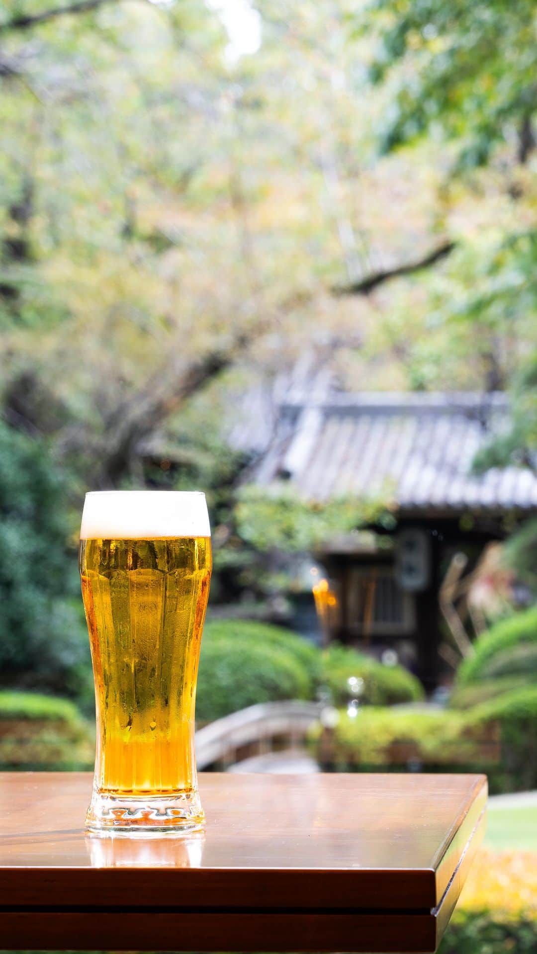 グランドプリンスホテル新高輪のインスタグラム：「🍺クラブラウンジでクラフトビールを楽しむひととき🍺  グランドプリンスホテル高輪 クラブラウンジ 花雅に2種類のビールサーバーが登場♪ 華やかなコクと爽やかな後味を楽しめる「TOKYO隅田川ブルーイング」と、心地よい苦味・コク、ほのかな甘みが魅力の「ザ・モルツ」をご堪能いただけます。 お好きな味を選び、日本庭園を眺めながらとっておきの一杯をぜひご堪能ください✨  🍺Enjoying craft beer at the club lounge🍺  We will install two beer servers at the Grand Prince Hotel Takanawa Club Lounge Hanamiyabi. Choose your favorite flavor and spend a wonderful time with japanese garden view.  #グランドプリンスホテル高輪 #プリンスホテル #クラブラウンジ #ホテルラウンジ #高輪時間 #クラフトビール #ビールサーバー #ビール愛好家 #grandprincehoteltakanawa #princehotel #clublounge #hotellounge #beerstagram #traveltokyo」