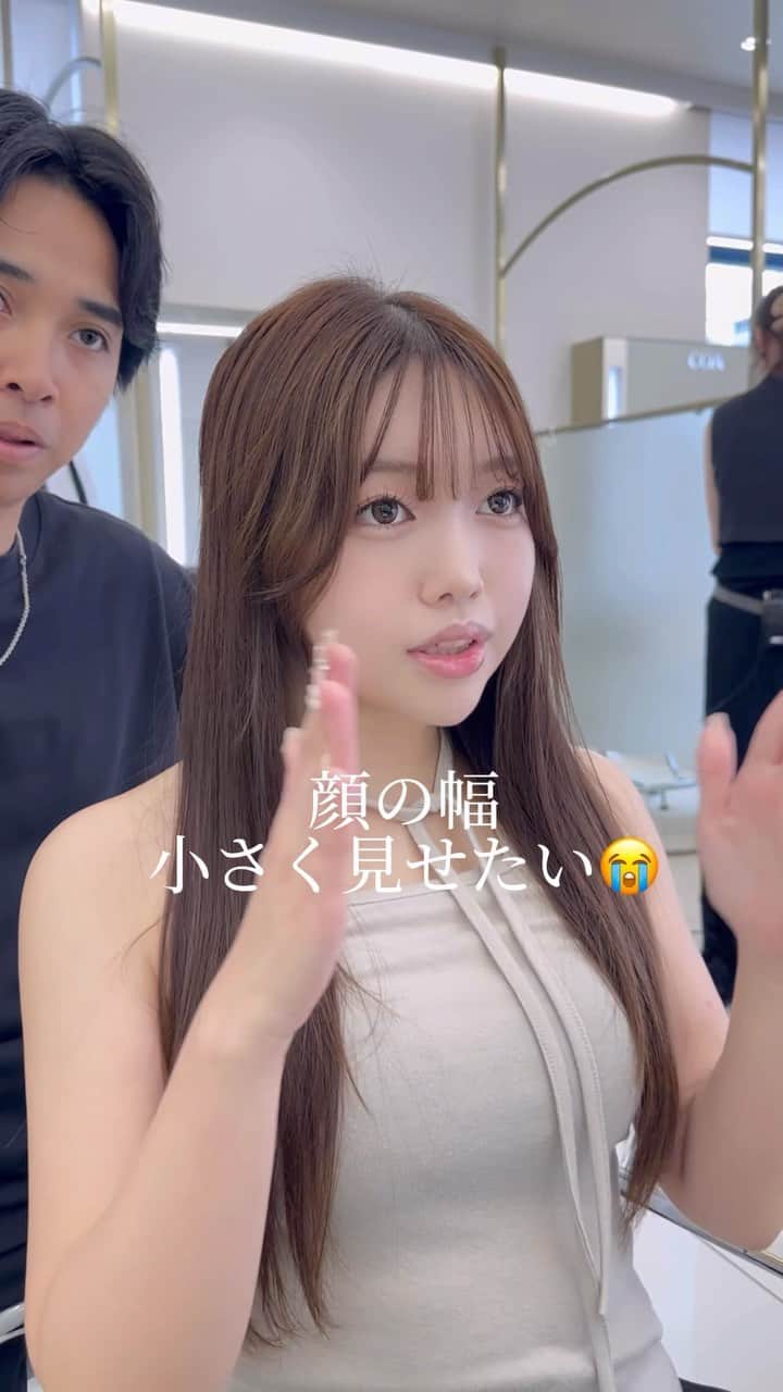 高橋英昇のインスタグラム：「丸顔で悩んでる方は顔周りの作り方で変わります✂️ ひし形シルエットに寄せることでより小顔効果になります⭕️ オーダーの際に保存してお使いください✨ ˗˗˗˗˗˗˗˗˗˗˗˗˗˗˗˗˗˗˗˗˗˗˗˗˗˗˗˗˗˗˗˗˗˗˗˗˗˗ ⁡ ◌ @eisho_coa  ⁡ 前髪顔周りのどんな悩みも 是非ご相談下さい✨ ⁡ ☑︎流し前髪だけど要望と違う ☑︎前髪顔周りを切られすぎる ☑︎顔周りがなくて困っている ☑︎前髪が巻きづらく上手くいかない ☑︎変な毛がいつも前髪に出てくる ☑︎扱いづらくて困っている ☑︎おでこが狭くて悩んでいる ⁡ などなど 少しでも気になることは全てお聞かせ下さい✨ メモ持ってきても大丈夫です📝 ⁡ ˗˗˗˗˗˗˗˗˗˗˗˗˗˗˗˗˗˗˗˗˗˗˗˗˗˗˗˗˗˗˗˗˗˗˗˗˗˗ ⁡ ⁡ ◌ 料金 ◌ ・カット ¥8800 ・カット 𓂃 トリートメント ¥12100 ・カット 𓂃 カラー ¥17600 ・カット 𓂃 カラー 𓂃 トリートメント ¥22000 ⁡ ※初回のみ指名料+¥3300かかります。 2回目以降は指名料無料です。 ⁡ ⁡ 𓂃 よくあるご質問 𓂃 ⁡ ⁡ Q . 予約はどうしたらいいですか？ ⁡ ✎ プロフィールのURLからお待ちしております✨ ⁡ ⁡ Q . 場所はどちらですか？ ⁡ ✎ 東京都中央区銀座6-13-9 GIRAC GINZA 7F 【銀座駅5分、東銀座駅から徒歩3分】 ⁡ ⁡ Q . 投稿に可愛い子しか載っていないですが、 私が行っても大丈夫ですか？ ⁡ ✎もちろん大丈夫です。 僕のお客様は【3歳〜74歳】の 子連れ様から老若男女幅広いの方が ご来店してくださっております。 女性は必ず可愛くします！ 実は男性のカットも得意です。 最近ご紹介もかなり多いです✨ ⁡ Q . どんな美容師？ ⁡ ✎ お話するのが好きです✨ ただ施術中は技術に没頭する時があり その時はあまり話さなくなります✂︎ ⁡ Q . カウンセリングはしっかりしてもらえますか？ ⁡ ✎もちろんです！ 前髪顔周りの生え際、癖毛、割れめ、こめかみ、 頬骨、えら、丸顔、面長、りんかく などのお悩みもしっかりカウンセリングさせて頂いてから 施術に入らせて頂きますのでご安心ください✨ ⁡ ⁡ カットは【前髪】【ロングレイヤー】 が好きですが、 ミディアム、ボブ、ショート、 メンズカットも好きです。 巻きも得意なので、 知りたい方はなんでもお伝えします✨ ⁡ カラーはブリーチなしのワンカラーで 【艶感】【透明感】【くすみ感】が出るように 300種類以上の中から 独自の配合で調合しております。 ⁡ ストレートはダメージを最小限で抑えられるように かなりこだわっています！ 微アルカリ〜弱酸領域の範囲で施術するので 基本的に【ヘアカラー】と同時施術が可能です✨ ⁡ トリートメントはできるだけ長持ちできるように 【手触り】【質感】にこだわっています！ あとはアウトバスのヘアケアも重要なので 興味ある方はしっかり説明しています✨ ⁡ パーマは最近持ちの良いデジタルパーマが好きです。 熱処理する事で普通のパーマより持ちが良くなります。 僕の使う薬剤は基本的にダメージを最小限でかけるので コテを使って巻いても大丈夫です。 巻かなくても普段のスタイリングはかなり楽になります✨ ⁡ #銀座　#千葉　#前髪カット　#顔周りカット　#小顔カット　#おくれ毛カット　#顔周り　#前髪　#シースルーバング　#かきあげ前髪　#小顔に見える顔周り #小顔カット #似合わせカット　#おくれ毛　#前髪顔周り似合わせ」