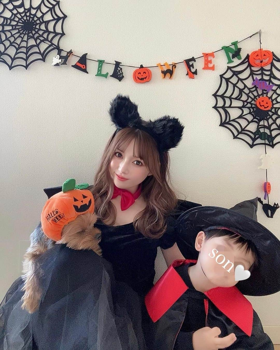 おりもあいさんのインスタグラム写真 - (おりもあいInstagram)「Halloween🎃 息子が選んでくれた黒猫コスプレ🐈‍⬛♡ 変なの選ぶだろうなって思ったけど黒猫ちゃんでよかった😂 ちぃ🐶は🎃になりました🥰ウトウトしてたけど、この後🎃で遊び始めてボロボロに。笑」11月1日 22時45分 - ai_orimo