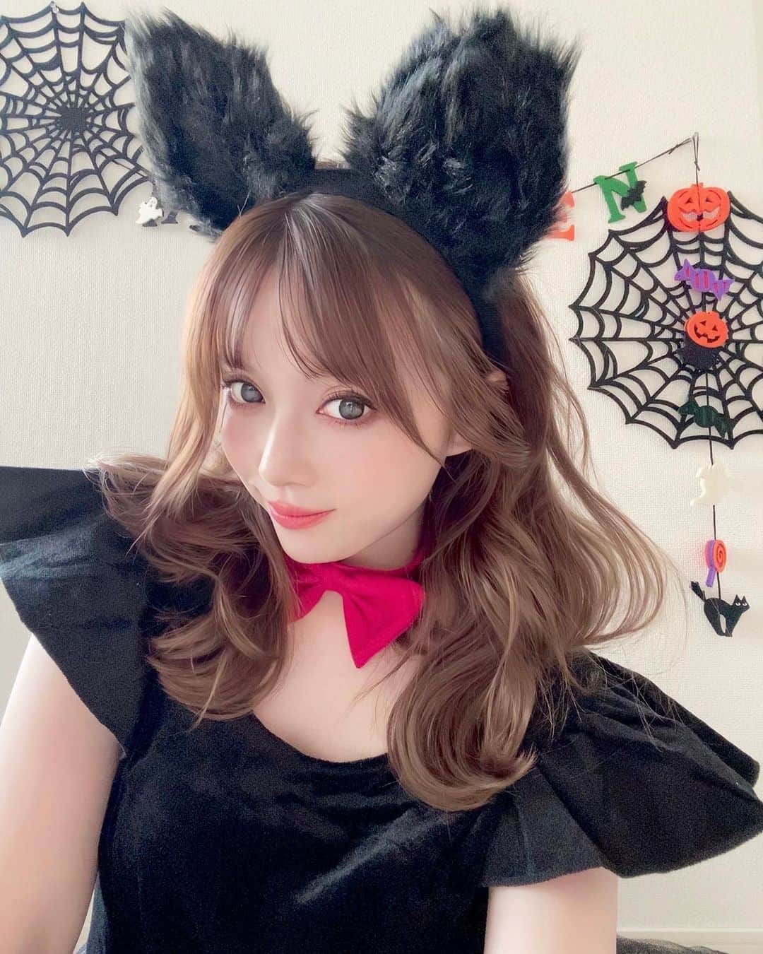おりもあいのインスタグラム：「Halloween🎃 息子が選んでくれた黒猫コスプレ🐈‍⬛♡ 変なの選ぶだろうなって思ったけど黒猫ちゃんでよかった😂 ちぃ🐶は🎃になりました🥰ウトウトしてたけど、この後🎃で遊び始めてボロボロに。笑」