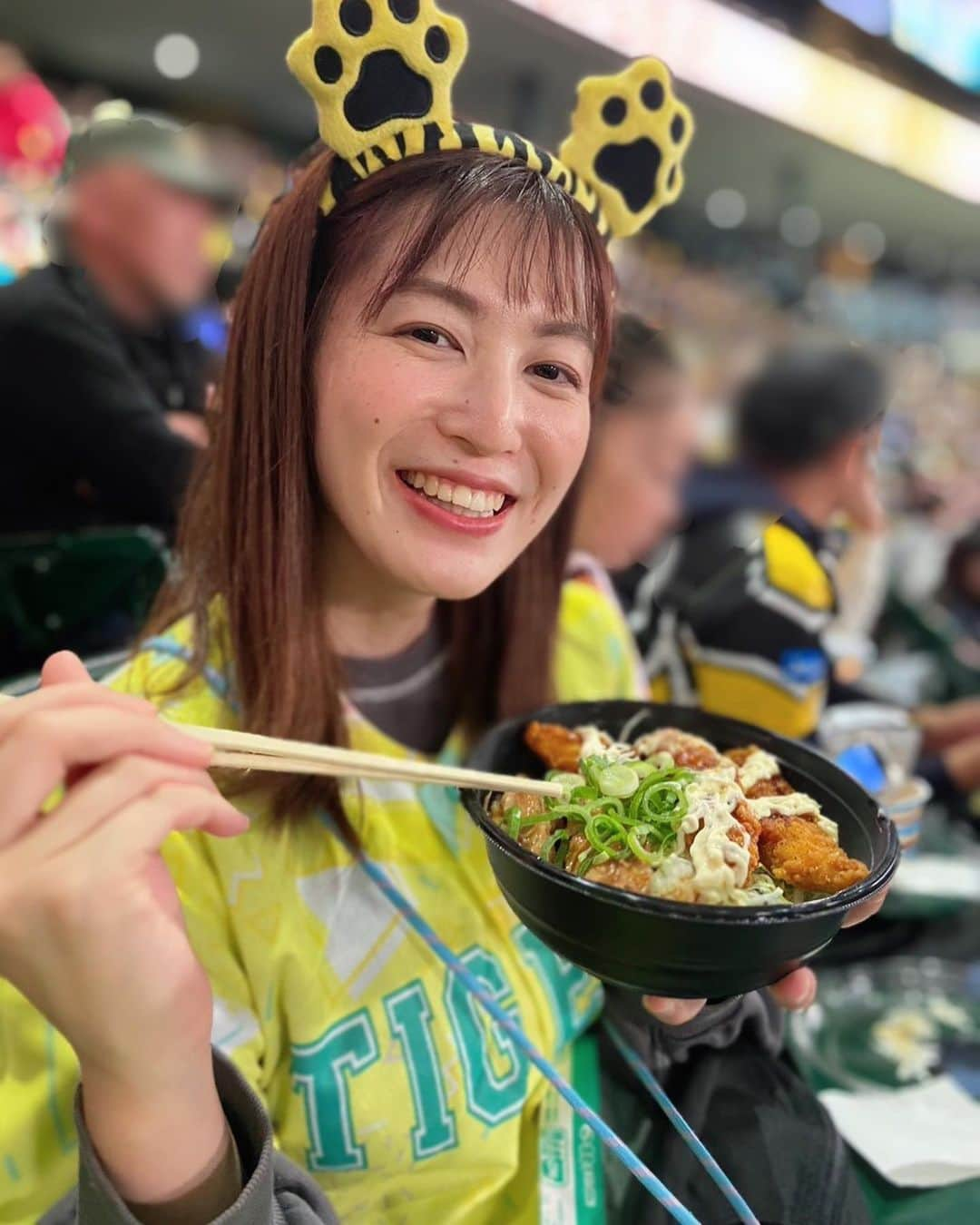 西﨑梨乃のインスタグラム：「. とらほ〜！！！🐯⚾️🫶 . たのしすぎた😭 ありがとう阪神😭！ 大好き阪神😭！！ . 日本一、絶対なってほしい！！！🙏 . 現地からお伝えしました！！！ . . @rino_nishizaki  . . #西日本放送 #RNC #岡山 #香川 #アナウンサー #阪神タイガース #TORACO #日本シリーズ」