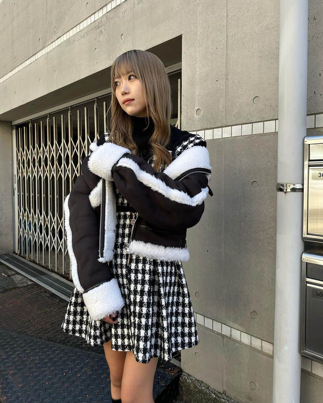 のインスタグラム：「𝟤𝟢𝟤𝟥 𝖶𝖨𝖭𝖳𝖤𝖱 𝖮𝖴𝖳𝖤𝖱 𝖢𝖮𝖫𝖫𝖤𝖢𝖳𝖨𝖮𝖭   ムートンジャケット ¥19,800 beige khaki black  ┈┈┈  black着用  @srcn_5 / 165cm   #REDYAZEL #レディアゼル #outer #winterouter #冬アウター #ブルゾン #ジャケット #コート  #スタンドカラーコート #ケープコート  #ムートンジャケット #ファージャケット #ファーブルゾン」