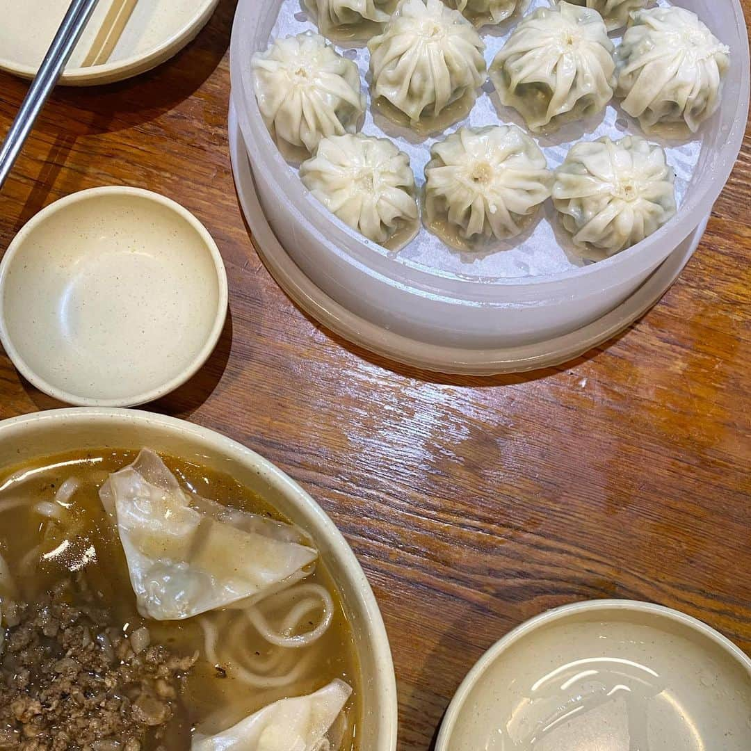 福長優のインスタグラム：「🇰🇷 たべもの🤍  明洞餃子は昔から有名だよね🥟 2人して好きな味すぎて 1食目から感動してた🥹 これから外せない✌︎  米粉のドーナツも🥹❤️ ほーんと、ぜーんぶ美味！  #明洞餃子 #広蔵市場」