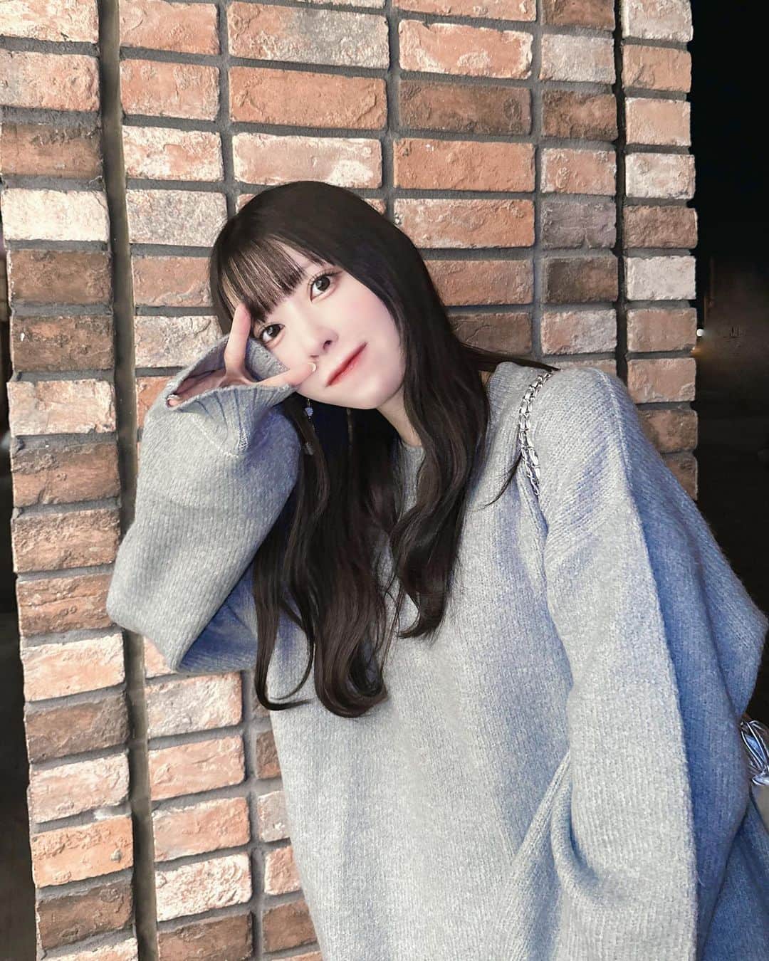 楠ろあのインスタグラム：「☾  　 先日𝘓𝘈𝘕𝘋の山本さんにカラーと 前髪カットをお願いしてきました🫶🏻 最近はグレージュを暗めに入れる事に ハマってます、暗髪どうかな~？♡ @yamamote_land  　 　 それとお洋服は𝘬𝘳𝘢𝘩𝘦さんのゆるニット🧶 ラフに着れてとっても可愛い、お気に入り´-  @krahe_official」
