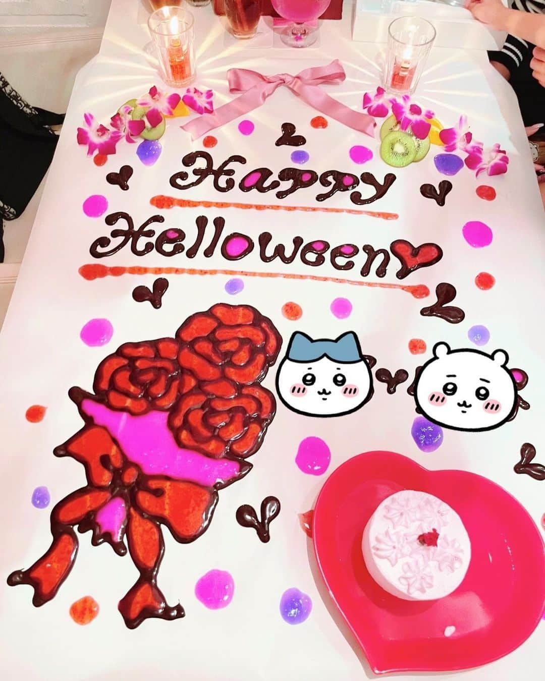 寿リリカのインスタグラム：「♡ しずかちゃん親子とHalloween party😍🩷🎃👻💜 ♡ しずかちゃんの息子くんと私の娘なかよしでうれしいな😍😍💗💗 ♡ テーブルアートにふたりの名前かいてもらったよん👧👦💕💓 ♡ ディナーコースどれも映えで美味しかったぁ🥰🍽️ 子連れにも優しいレストランだいすき💕 個室だからまわりも気にならないし😍 エレベーターあるからベビーカーもOK😍 ♡ ちいかわ帽子かぶって親子ハロウィン楽しかった🥹💜 ♡ PR @dolloom_luna_sera  #テーブルアート」