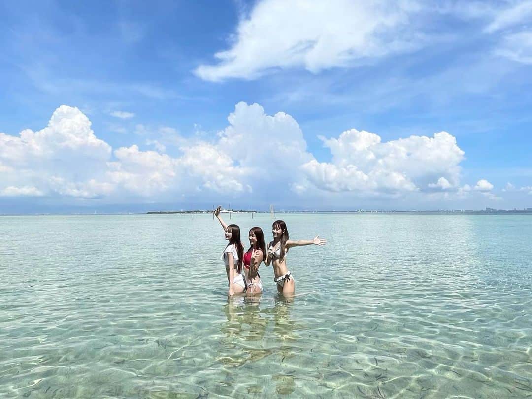 坂本夏海さんのインスタグラム写真 - (坂本夏海Instagram)「ナルスアン島🏝  この日はアイランドピクニックの日🌴 マクタン島から船でナルスアン島へ行ったよ🛳  長い橋を渡って行くんだけど 海が綺麗すぎて海中が透けてるの .ᐟ.ᐟ 橋を渡りながら魚も珊瑚も見れたよ🪸  橋を渡っている時、観光に来た色々な国の人とすれ違った時に挨拶ができて楽しかった☺️笑  シュノーケリングもできて 最高でした 〜 🐟🌺   #ナルスアン島 #シュノーケリング #セブ #セブ島 #アイランドピクニック #アイランドホッピング  #フィリピン #セブ島旅行  #セブ島観光  #セブ島ツアー  #フィリピン旅行  #アクアダイブ #cebu #cebuphilippines  #nalusuan  #nalusuanisland  #nalusuanislandresort  #nalusuanhopping  #Philippines #philippinestravel」11月1日 22時47分 - _nami_sakamoto