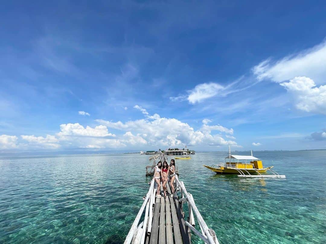 坂本夏海さんのインスタグラム写真 - (坂本夏海Instagram)「ナルスアン島🏝  この日はアイランドピクニックの日🌴 マクタン島から船でナルスアン島へ行ったよ🛳  長い橋を渡って行くんだけど 海が綺麗すぎて海中が透けてるの .ᐟ.ᐟ 橋を渡りながら魚も珊瑚も見れたよ🪸  橋を渡っている時、観光に来た色々な国の人とすれ違った時に挨拶ができて楽しかった☺️笑  シュノーケリングもできて 最高でした 〜 🐟🌺   #ナルスアン島 #シュノーケリング #セブ #セブ島 #アイランドピクニック #アイランドホッピング  #フィリピン #セブ島旅行  #セブ島観光  #セブ島ツアー  #フィリピン旅行  #アクアダイブ #cebu #cebuphilippines  #nalusuan  #nalusuanisland  #nalusuanislandresort  #nalusuanhopping  #Philippines #philippinestravel」11月1日 22時47分 - _nami_sakamoto
