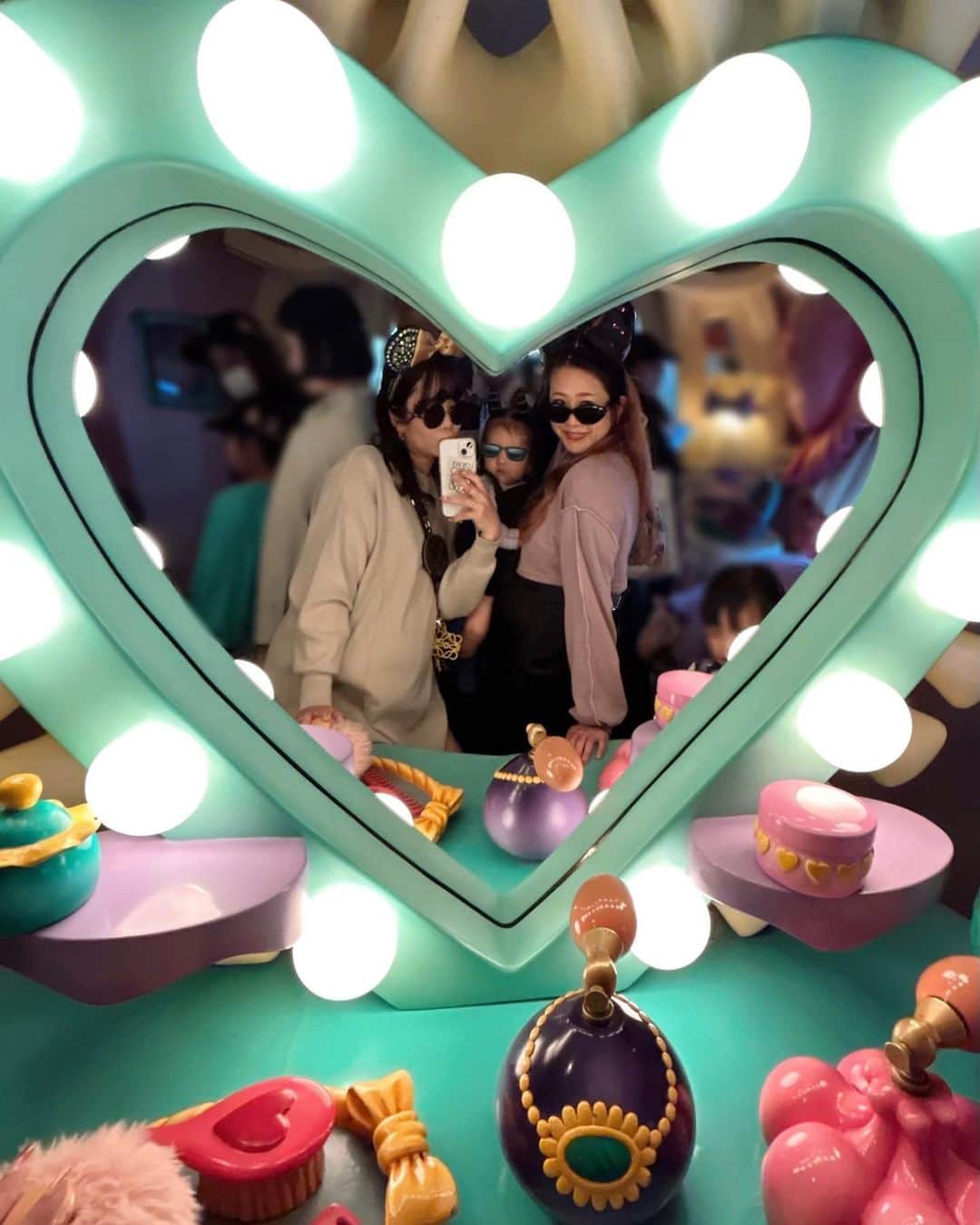 YOKOのインスタグラム：「ハロウィンディズニーは妹と👻  ここ最近はもう動きたくてしかたない娘なので大人が2人いるとほんっっっとに楽！助かる！！  あと妹めちゃリサーチしてくれててフラフラ着いて行くだけなのでとてもありがたかった😂 (最近のディズニー複雑すぎ笑)  #ハロウィンディズニー#Dハロ」