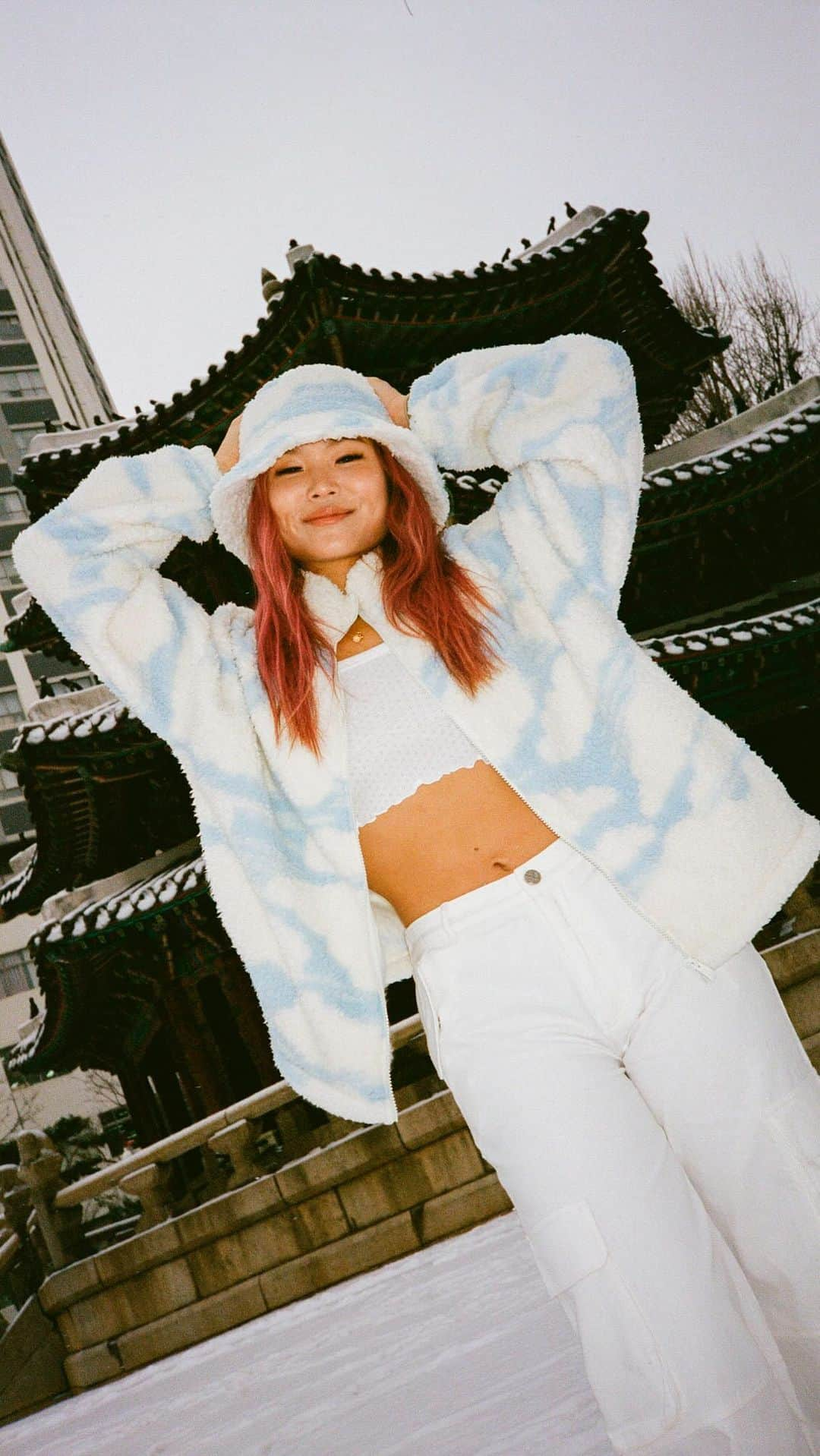 ロキシーのインスタグラム：「Discover @chloekim’s new Signature Collection, where layers of cozy meet 90s street style.」