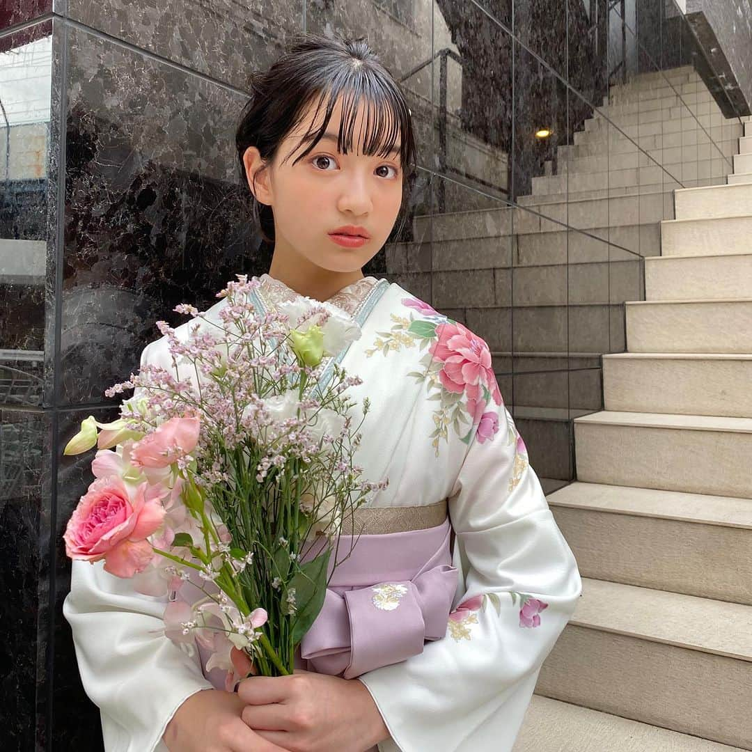 JENNI loveのインスタグラム：「JENNI×FURISODE MODEデビュー🎊  振袖専門店「FURISODE MODE」からJENNIオリジナル卒業袴が登場💖 ̖́-‬  大切な記念日をいつもと違う装いで…  本日から全国のJENNI SHOPでは川瀬翠子ちゃんが表紙の小学生袴カタログをプレゼントしています♡⃛ 6年生じゃなくてもかわいいカタログをぜひぜひ見てほしいな🥰  袴のご予約は全国のFURISODE MODE  @furisodemode  FURISODE MODEのオンラインショップにて承り中です。  ※JENNI SHOP、JENNI Online Shopでの取り扱いはございません。  また、コラボレーションを記念して仮想空間「FURIMORE TOWN」にJENNI SHOPがOPENします♪  2023年11月1日(水)～12月31日(日)の期間中、FURI MORE TOWNにご登録いただき JENNI SHOPへご来店に頂いたお客様全員に JENNIのコスメをいずれか１つプレゼント♡  FURI MORE TOWNマイページのＱＲコーデを(会員録)をスタッフにみせてね。 ※お1人様1回かぎり有効です。 ※無くなり次第終了です。  #jennilove  #ジェニィラブ #川瀬翠子 #ふりそでmode  #ジェニィ #卒業袴 #卒業式 #セレモニー」