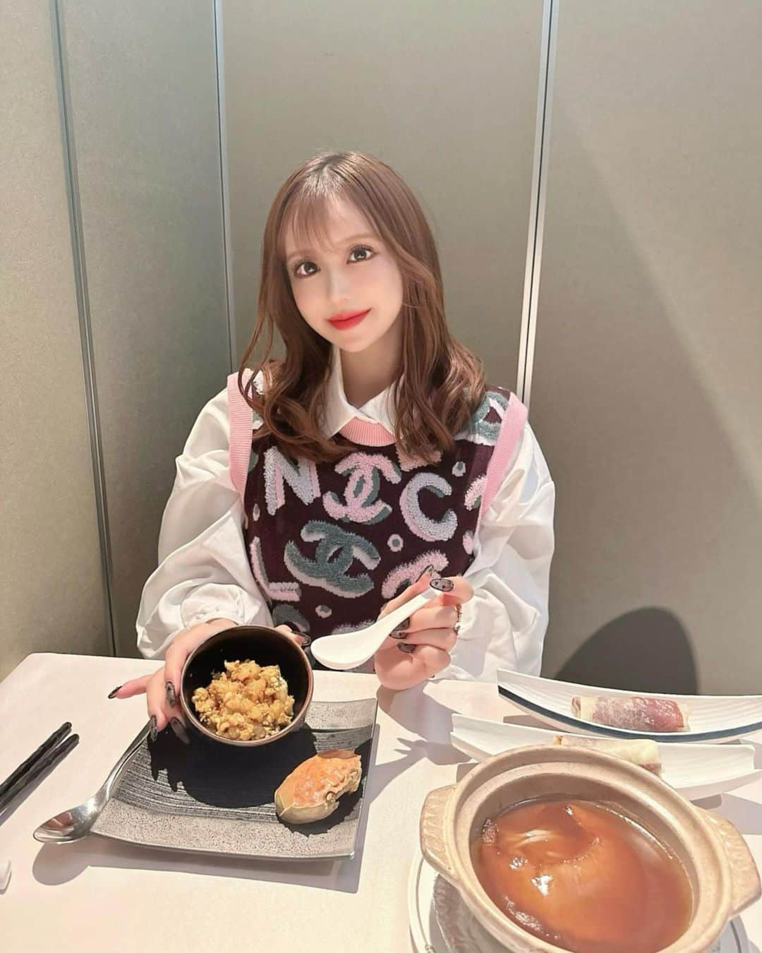 伴かなみのインスタグラム：「今年も上海蟹食べに🦀✨ 去年も同じような日に来てた🥺 ⁡ ⁡」