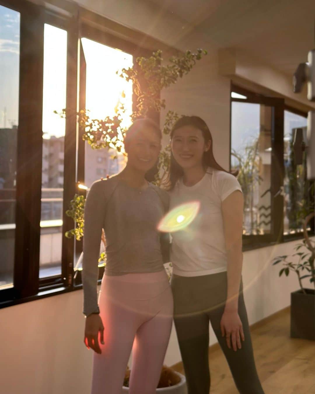 国井麻緒のインスタグラム：「✊🏻✨  明日はいよいよ @maco_mohipilates さんのセッション日♪  ピラティス を始めて1ヶ月 選手の時に履いてたお気に入りのデニムが だんだん履けるようになって来たけど、 目標は履きこなす事！！笑笑  年内にはいけるかな🤔🤭？  ちなみにピラティスを始めた理由のうちの一つは、 好きなお洋服、着たいお洋服を かっこよく着こなせるようになる為でもあります！  とりあえず明日のセッションがドキドキワクワク よろしくお願いします‼︎  写真はぜーんぶ逆光🤗  ——————°*𓇼 𓇼°* ——————  @bloompilates_official  インストラクターになる為に  @mohipilates  にて養成中🐣  °*𓇼-———————————𓇼°*  #pilates #ピラティス #銀座ピラティス  #新体操 #mohipilates 養成中 #bloompilates #銀座」