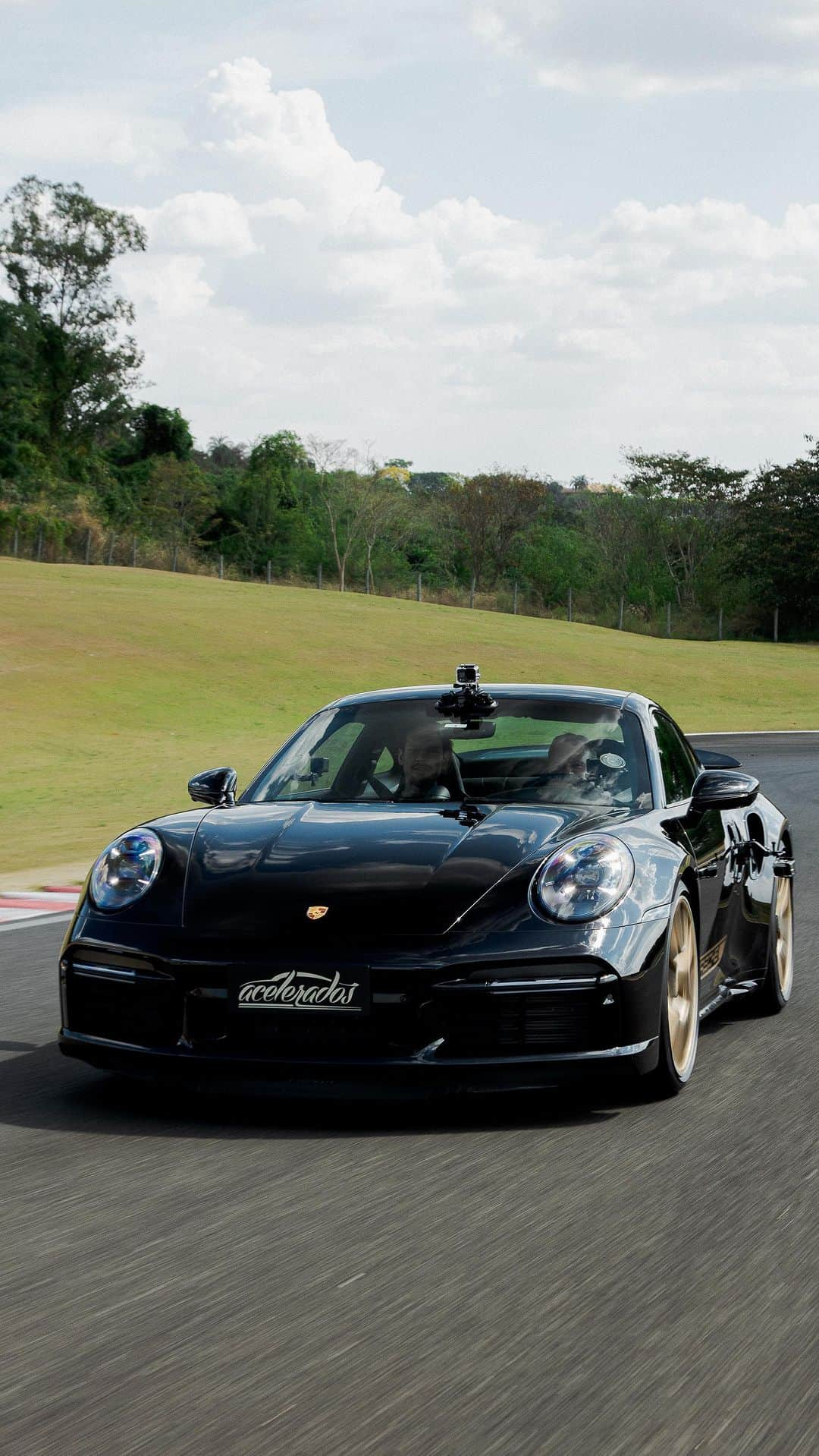 ルーベンス・バリチェロのインスタグラム：「ON BOARD - PORSCHE 911 DO @lucaslucco NA VOLTA RÁPIDA! 🚗💨😮‍💨  Por dentro do cockpit! Vem de carona com @rubarrichello a bordo do Porsche 911 STAGE 2 do @lucaslucco em mais uma Volta Rápida de tirar o fôlego! 😱🔥  #Acelerados #Porsche #LucasLucco」