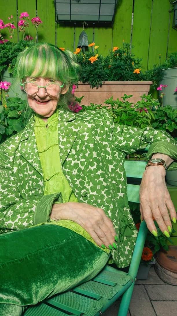タイメックスのインスタグラム：「Your time is yours. Waste it well.  Elizabeth Sweetheart, aka the @greenladyofbrooklyn, has been rocking lime green for two colorful decades. To her, green is happiness and a way of life. Elizabeth wastes her time transforming her world into a verdant wonderland, passionately filling her home and wardrobe with the color she loves most.  Learn more via the link in bio.  #timex #wastemoretime #analoglife」