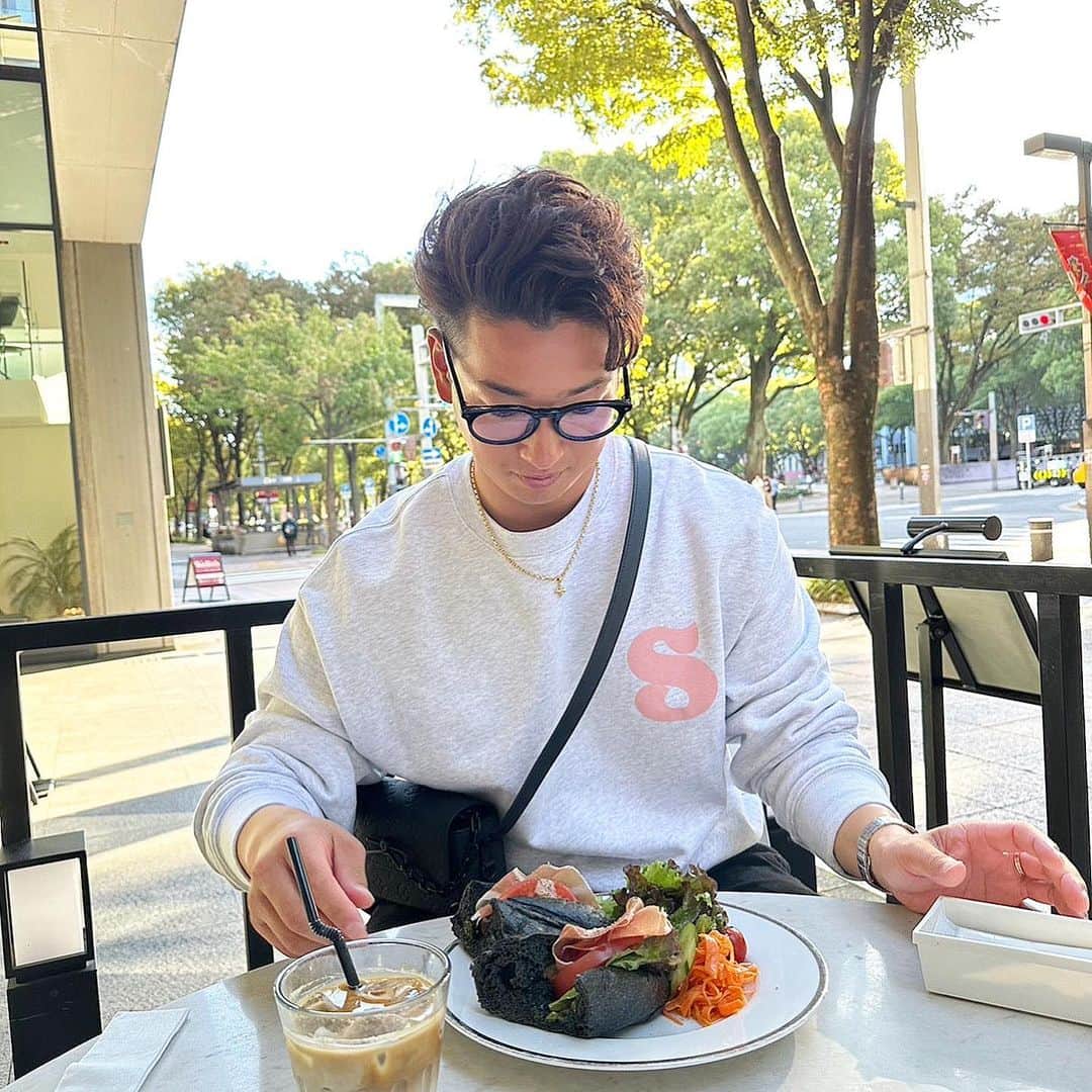 古澤勝吾さんのインスタグラム写真 - (古澤勝吾Instagram)「lunch🌭  黒いパン🍞‼️ うまかった😋  #shogo'sファッション  #ファッション #メンズファッション #スニーカコーデ #コラボスニーカー #nike」11月1日 23時07分 - ami___go0905