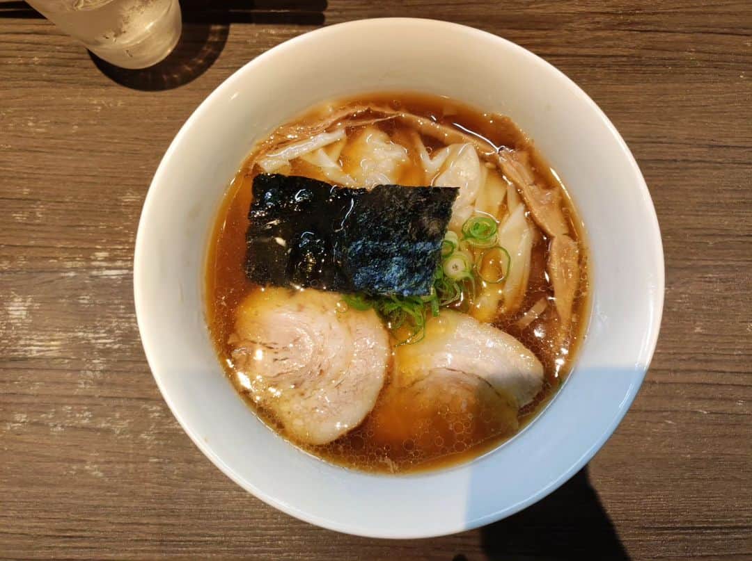 つけMen野郎さんのインスタグラム写真 - (つけMen野郎Instagram)「醤油ワンタン麺 支那そばや 春先振りに戸塚に帰ってきた。そんなに長く通わないけど。早速、夜は支那そばや。ワンタン麺いただきます。久しぶりの醤油スープめっちゃうまいなぁ。スープの厚みが素晴らしく、醤油の風味とコクが心地良い。そして滑らかな細麺。非常にスープ馴染み、スープを引き上げる。ワンタンは皮の滑らかさと適度な厚みがあってうまい。脇役ながらネギの爽快感と味が非常に良い仕事していて好きだなぁ。」11月1日 22時59分 - bokurarri