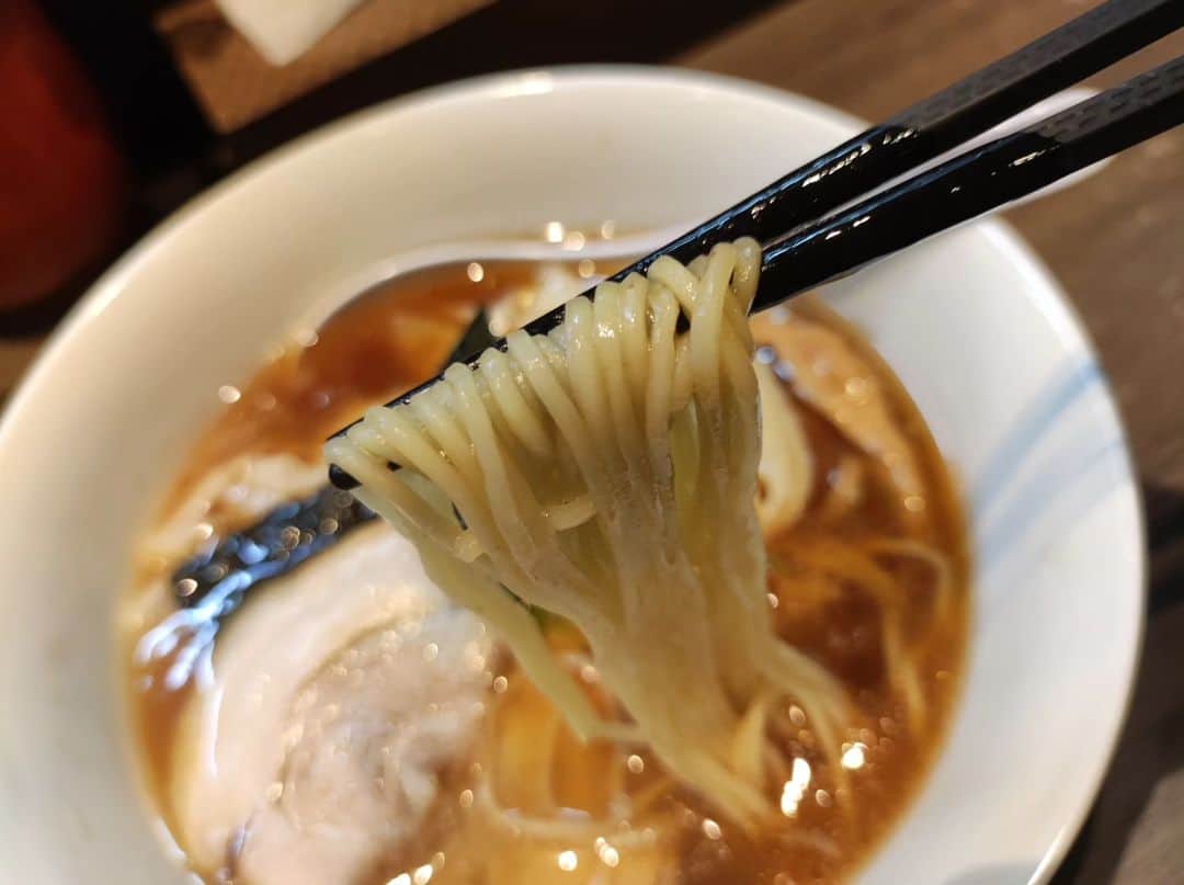 つけMen野郎さんのインスタグラム写真 - (つけMen野郎Instagram)「醤油ワンタン麺 支那そばや 春先振りに戸塚に帰ってきた。そんなに長く通わないけど。早速、夜は支那そばや。ワンタン麺いただきます。久しぶりの醤油スープめっちゃうまいなぁ。スープの厚みが素晴らしく、醤油の風味とコクが心地良い。そして滑らかな細麺。非常にスープ馴染み、スープを引き上げる。ワンタンは皮の滑らかさと適度な厚みがあってうまい。脇役ながらネギの爽快感と味が非常に良い仕事していて好きだなぁ。」11月1日 22時59分 - bokurarri