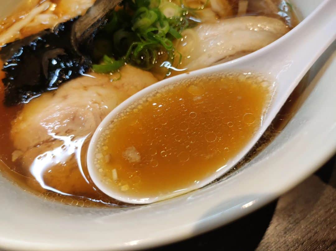 つけMen野郎さんのインスタグラム写真 - (つけMen野郎Instagram)「醤油ワンタン麺 支那そばや 春先振りに戸塚に帰ってきた。そんなに長く通わないけど。早速、夜は支那そばや。ワンタン麺いただきます。久しぶりの醤油スープめっちゃうまいなぁ。スープの厚みが素晴らしく、醤油の風味とコクが心地良い。そして滑らかな細麺。非常にスープ馴染み、スープを引き上げる。ワンタンは皮の滑らかさと適度な厚みがあってうまい。脇役ながらネギの爽快感と味が非常に良い仕事していて好きだなぁ。」11月1日 22時59分 - bokurarri