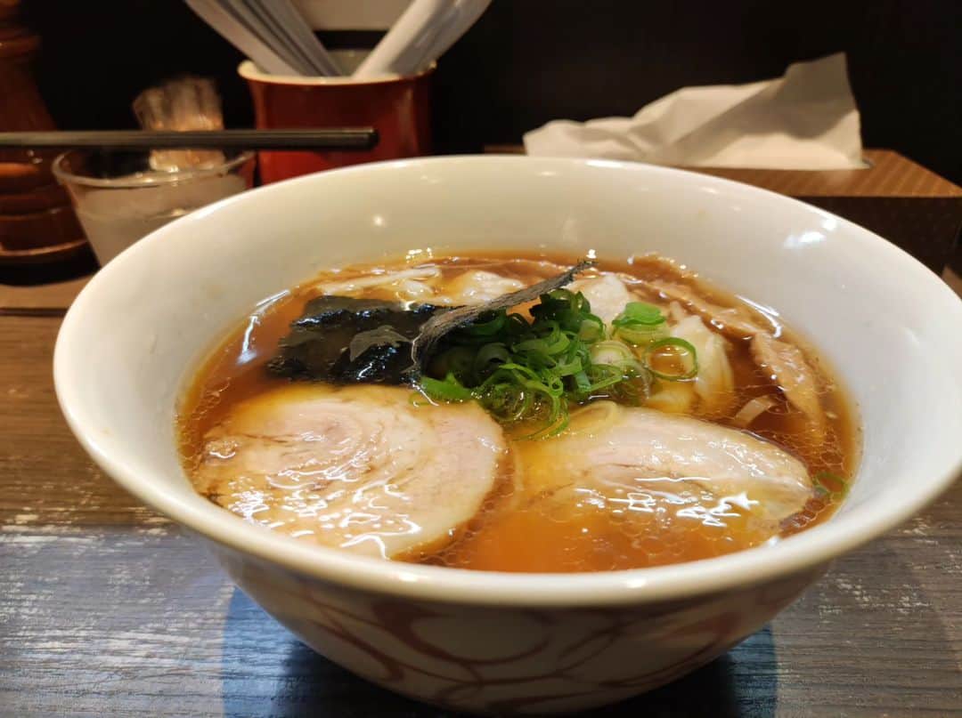 つけMen野郎さんのインスタグラム写真 - (つけMen野郎Instagram)「醤油ワンタン麺 支那そばや 春先振りに戸塚に帰ってきた。そんなに長く通わないけど。早速、夜は支那そばや。ワンタン麺いただきます。久しぶりの醤油スープめっちゃうまいなぁ。スープの厚みが素晴らしく、醤油の風味とコクが心地良い。そして滑らかな細麺。非常にスープ馴染み、スープを引き上げる。ワンタンは皮の滑らかさと適度な厚みがあってうまい。脇役ながらネギの爽快感と味が非常に良い仕事していて好きだなぁ。」11月1日 22時59分 - bokurarri