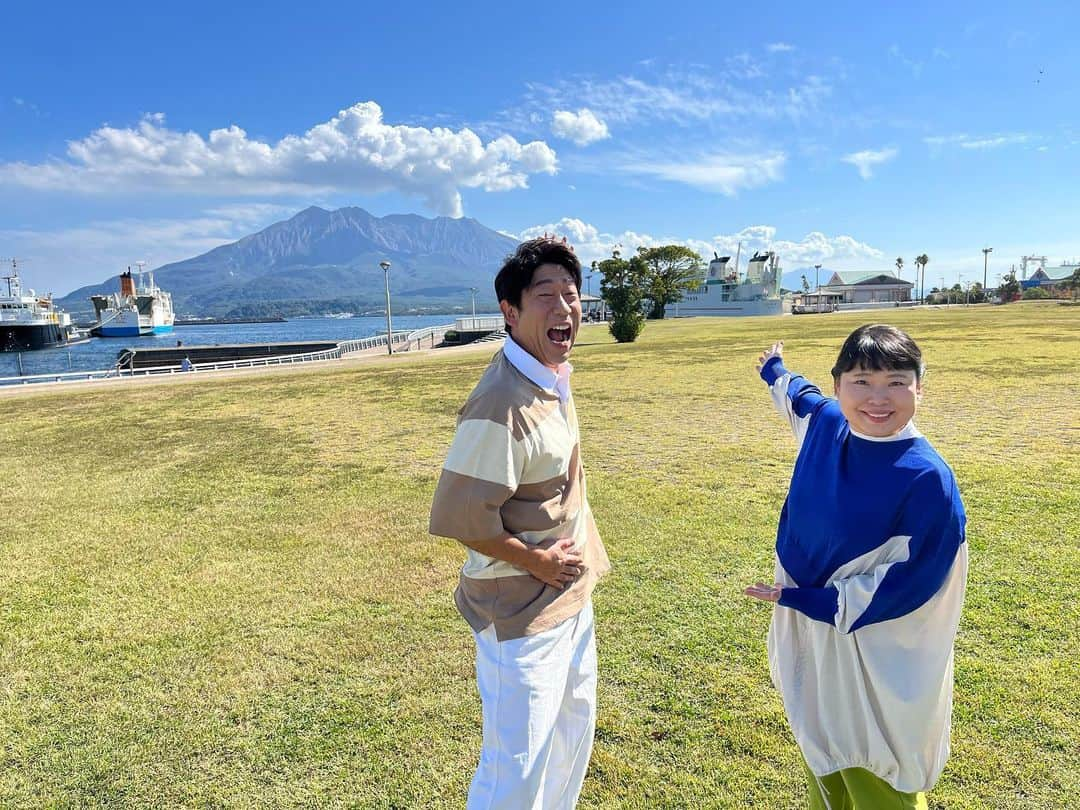 原口あきまさのインスタグラム：「鹿児島へ。迫力ある桜島！   #桜島 #ニッチェ近藤 #長渕剛風ショット」