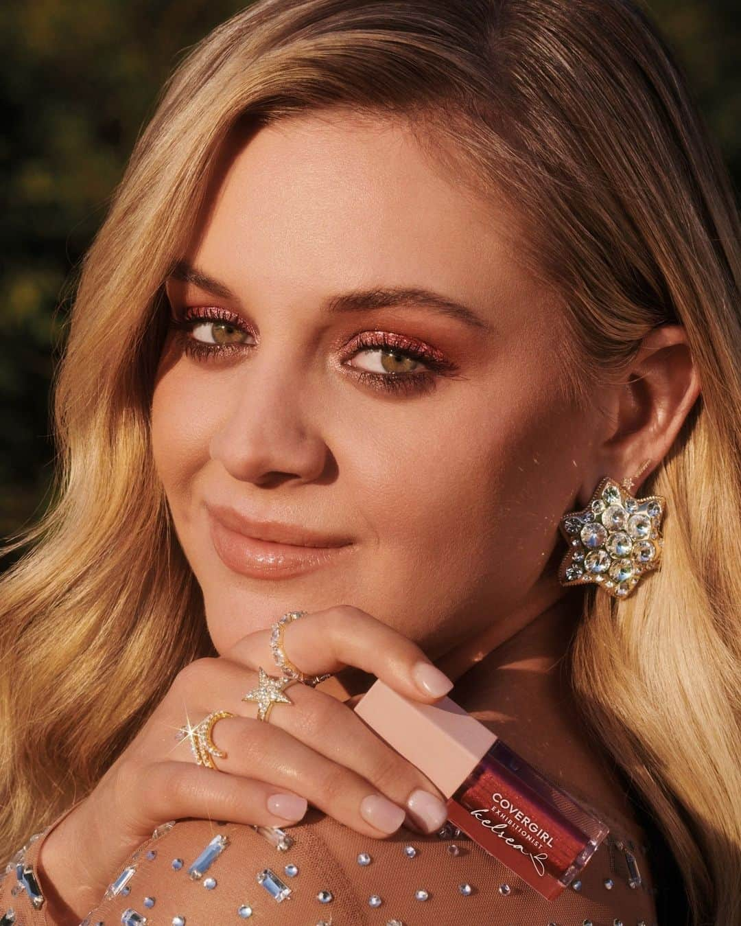 COVERGIRLさんのインスタグラム写真 - (COVERGIRLInstagram)「Easy, breezy beautiful…KELSEA 🥰We teamed up with our #Covergirl @kelseaballerini to create 5 limited edition rose gold shades of Exhibitionist Liquid Glitter Eyeshadows.  ✨Highly pigmented ✨Metallic glitter finish for lasting sparkle ✨One swipe color ✨Effortless and buildable glide  Kelsea wears the shade Forever 🫶  #EasyBreezyBeautiful #KelseaBallerini」11月1日 23時00分 - covergirl