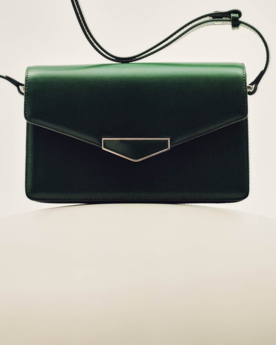 MANGOのインスタグラム：「This envelope-shaped bag has our heart💌 And now probably yours too! ⁣Get hold of one in your favourite colour, at mango.com ⁣ Bag: 57098271 ⁣ #MangoWoman」
