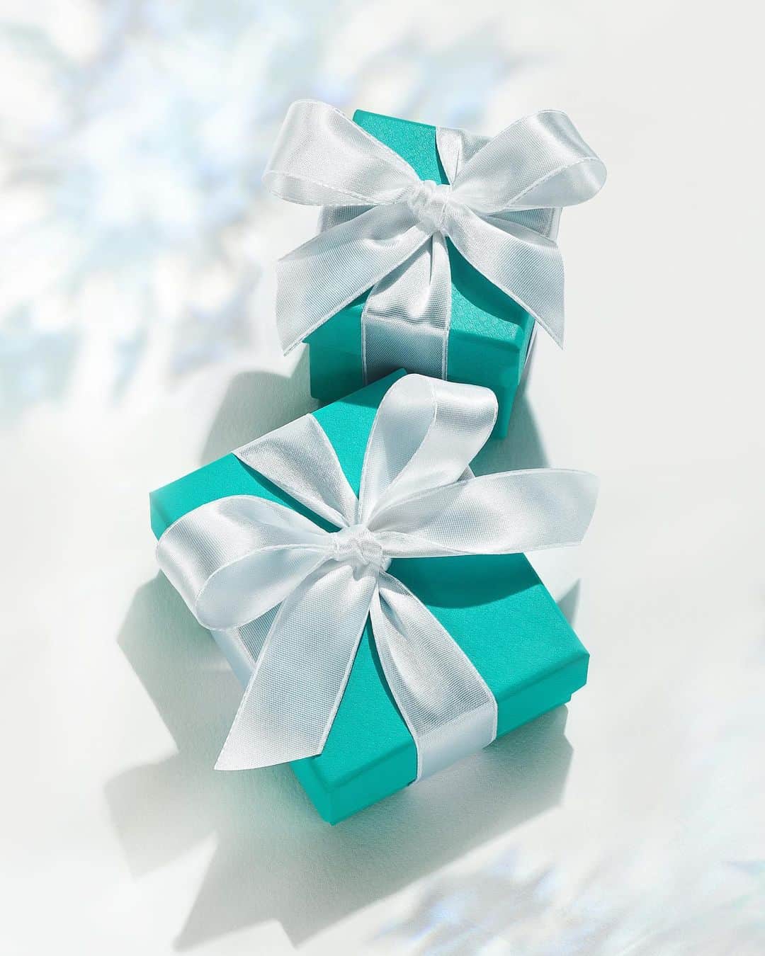 ティファニーのインスタグラム：「A Tiffany Blue Box® turns moments into memories this holiday and every one after. Link in bio. #ATiffanyHoliday #TiffanyAndCo」